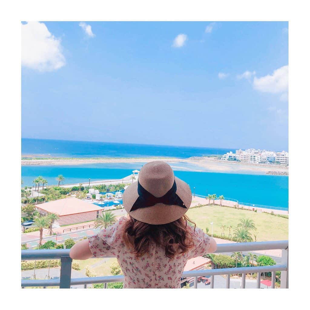 相田瑠菜さんのインスタグラム写真 - (相田瑠菜Instagram)「🏖🐠☀️﻿ ﻿ ぼーっとゆっくり過ごせる時間が大好き❤!!﻿ ﻿ ちょうどいい気温で波の音聞いて 絶景を前に﻿コーヒー飲みながら 朝配信してたあの時間よ、﻿ 戻ってこい🥺💕✨ 幸せすぎたな💭💭💭﻿ ﻿ 早起きが苦じゃないってあるんだな！って﻿ 思ったもんね😳💗笑﻿ ﻿ 🏖🐠☀️﻿ ﻿ #朝活 #コーヒーのある暮らし #海が好き  #夏休み #夏休みの思い出 #夏休みの過ごし方 #ヒルトンホテル #映え写真 #映えスポット #旅行 #goodmorning #coffeetime #cafestagram #japan #sea #happy #vacation #vacationmode #vacationtime #love #relax #likeforlikes #like4likes #followｍe #instalike #沖縄コーデ #沖縄好きな人と繋がりたい」8月28日 10時10分 - _aina_official