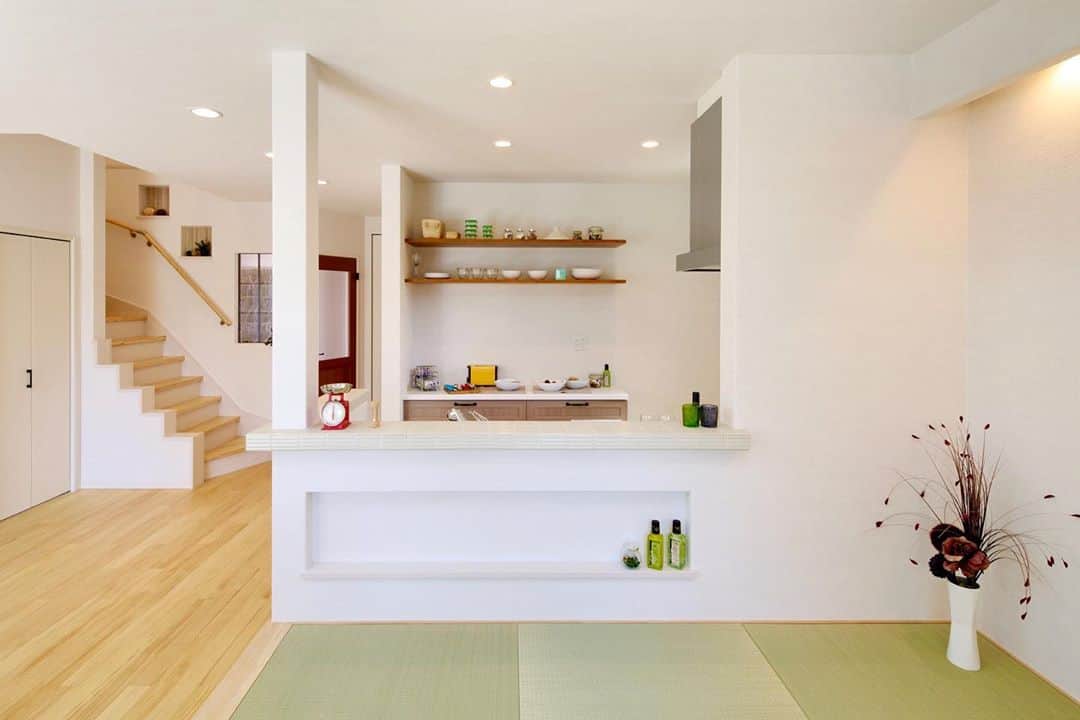 京都建物さんのインスタグラム写真 - (京都建物Instagram)「＼小上がりの和ダイニング／﻿ ﻿ ダイニングスペースとして、﻿ 子どもの遊びスペースとして、﻿ お昼寝スペースとして、﻿ 段差にちょっと腰を掛けたり、﻿ 使い勝手のいいスペースです👌✨﻿ ﻿ なにより畳があると、やっぱり癒されます🥰﻿ ﻿ 京都建物では、お打ち合わせを重ねながら、﻿ お客様一組一組の生活動線に合わせて様々なご提案を致します。﻿ あなたの家が世界で一番素敵な場所であるために。﻿ 京都建物が“理想のあなたの家づくり”をサポート致します！﻿ ﻿ まずは、お気軽に京都建物モデルハウス・コンセプトハウスへお越しください♪﻿ きっと、家づくりのヒントが見つかる有意義な時間が過ごせるはずです！﻿ ﻿ あなたのお越しをお待ちしております♪﻿ ﻿ ﻿ ギャラリーページはホームページから チェック頂けます◎﻿ ■トップページのURLをクリック■﻿ ﻿ 【あなたの家それは世界で一番素敵な場所】﻿ ---------------------﻿ more phots...👉@kyototatemono_﻿ ---------------------﻿ ﻿ 地震に強く、夏は涼しく、冬は暖かくて住み心地の良い、おしゃれな #マイホーム を建てたい！﻿ 今の住まいを自分の好みに建て替えたい！﻿ そんな方は、ぜひ#京都建物　にご相談下さい ↓プロフィール欄からHPに移動できます。﻿ ---------------------﻿ @kyototatemono_﻿ ---------------------﻿ ﻿ お家のあれこれ住まいづくりの﻿ ヒントはこちらで随時更新中❗﻿ ↓↓↓﻿ ----------------------﻿ @_kyototatemono_﻿ ----------------------﻿ ﻿ #京都建物 ﻿ #京都建物株式会社﻿ #注文住宅 ﻿ #自由設計 ﻿ #京都新築﻿ #宇治新築﻿ #京都工務店﻿ #宇治工務店﻿ #京田辺新築 ﻿ #城陽新築﻿ #宇治分譲地﻿ #新築分譲地﻿ #宇治市﻿ #キッチン収納﻿ #住まい ﻿ #新築 ﻿ #新築一戸建て ﻿ #小上がり﻿ #工務店 ﻿ #マイホーム計画﻿ #洗面スペース﻿ #インテリア ﻿ #畳スペース﻿ #和ダイニング﻿ #アイアン吊り棚﻿ #京都分譲地 ﻿ #京都ランチ﻿ #京都グルメ」8月28日 10時02分 - kyototatemono_
