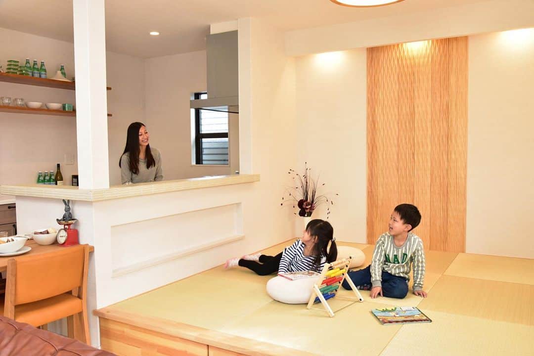 京都建物のインスタグラム：「＼小上がりの和ダイニング／﻿ ﻿ ダイニングスペースとして、﻿ 子どもの遊びスペースとして、﻿ お昼寝スペースとして、﻿ 段差にちょっと腰を掛けたり、﻿ 使い勝手のいいスペースです👌✨﻿ ﻿ なにより畳があると、やっぱり癒されます🥰﻿ ﻿ 京都建物では、お打ち合わせを重ねながら、﻿ お客様一組一組の生活動線に合わせて様々なご提案を致します。﻿ あなたの家が世界で一番素敵な場所であるために。﻿ 京都建物が“理想のあなたの家づくり”をサポート致します！﻿ ﻿ まずは、お気軽に京都建物モデルハウス・コンセプトハウスへお越しください♪﻿ きっと、家づくりのヒントが見つかる有意義な時間が過ごせるはずです！﻿ ﻿ あなたのお越しをお待ちしております♪﻿ ﻿ ﻿ ギャラリーページはホームページから チェック頂けます◎﻿ ■トップページのURLをクリック■﻿ ﻿ 【あなたの家それは世界で一番素敵な場所】﻿ ---------------------﻿ more phots...👉@kyototatemono_﻿ ---------------------﻿ ﻿ 地震に強く、夏は涼しく、冬は暖かくて住み心地の良い、おしゃれな #マイホーム を建てたい！﻿ 今の住まいを自分の好みに建て替えたい！﻿ そんな方は、ぜひ#京都建物　にご相談下さい ↓プロフィール欄からHPに移動できます。﻿ ---------------------﻿ @kyototatemono_﻿ ---------------------﻿ ﻿ お家のあれこれ住まいづくりの﻿ ヒントはこちらで随時更新中❗﻿ ↓↓↓﻿ ----------------------﻿ @_kyototatemono_﻿ ----------------------﻿ ﻿ #京都建物 ﻿ #京都建物株式会社﻿ #注文住宅 ﻿ #自由設計 ﻿ #京都新築﻿ #宇治新築﻿ #京都工務店﻿ #宇治工務店﻿ #京田辺新築 ﻿ #城陽新築﻿ #宇治分譲地﻿ #新築分譲地﻿ #宇治市﻿ #キッチン収納﻿ #住まい ﻿ #新築 ﻿ #新築一戸建て ﻿ #小上がり﻿ #工務店 ﻿ #マイホーム計画﻿ #洗面スペース﻿ #インテリア ﻿ #畳スペース﻿ #和ダイニング﻿ #アイアン吊り棚﻿ #京都分譲地 ﻿ #京都ランチ﻿ #京都グルメ」