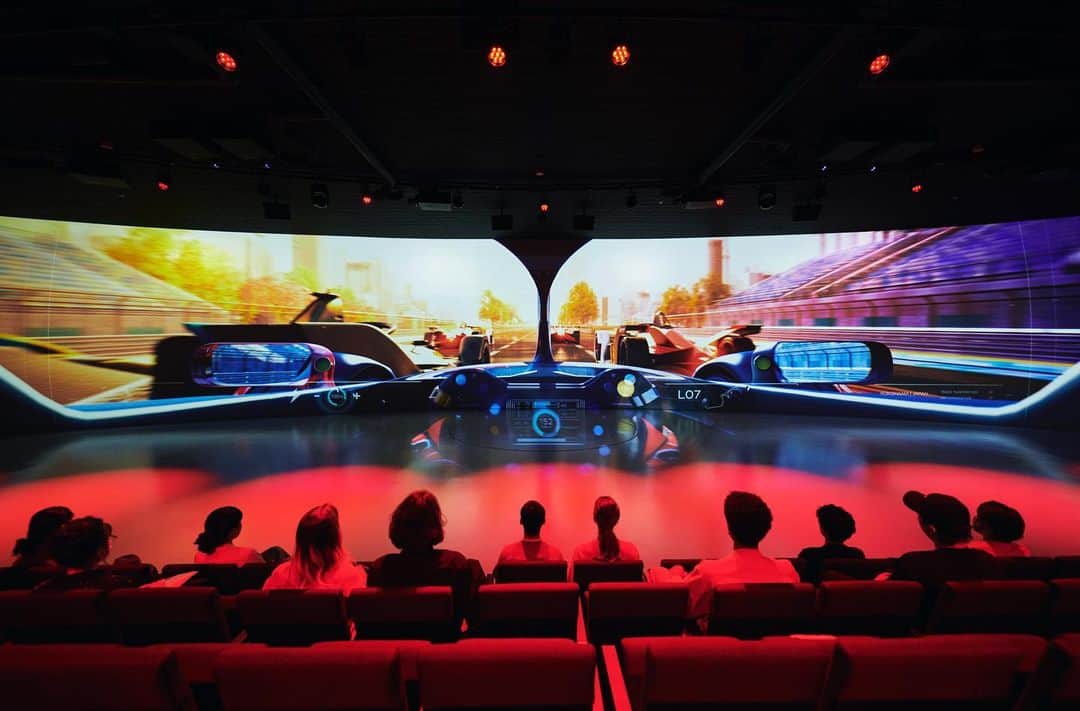 日産自動車さんのインスタグラム写真 - (日産自動車Instagram)「【 #ニッサンパビリオン 】 THE THEATERでは、大型スクリーンの映像と、ハプティクス技術を搭載した振動する床が連動。 クルマの先進技術を応用した「ARIYA SHOW」「FORMULA E THE RIDE」「NAOMI BEATS」の３つのコンテンツを大迫力の空間でお楽しみいただけます。  #NissanPavilion #nissan #ニッサン #nissanjapan #🚗 #5523」8月28日 10時03分 - nissanjapan