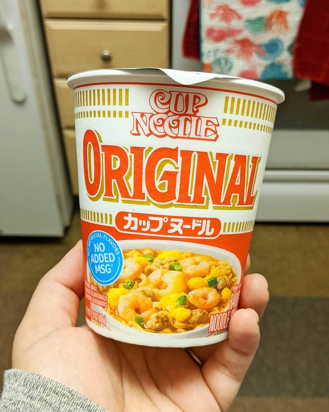 アマルのインスタグラム：「#cupnoodles #カップヌードル やーーーーーっとアメリカでオリジナル味が来た。それか来てたのにコロナで引きこもってて気づかなかっただけ?!あははははははは。とにかくハッピー。でも夜ご飯作っちゃったからさ、今日は食べれない😭食べようかな。うふ。たべたーい。オリジナル何年ぶりだろう〜。味日本のと似てますように💕」