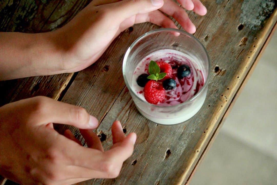 あやこのインスタグラム：「. ８月末日まで夏休み戴いており 投稿もストーリーも日常寄りですが お声がけいただき新しいプロジェクトの立ち上げから まるっと交わらせていただいて . 無事プレスリリースを終え 正式な公開の日までカウントダウンが始まりました . @kona_katsu #粉活 ひとさじで美味しさや旨み 栄養素がグッと増えて 忙しない日々を過ごされる皆さんの 体調管理に少しでもお役に立てたらな、、 . ５年前の初めての著書グラノーラの本 次にレシピ開発で携わったスムージーの本... どれもひとさじの粉で 慌しい朝の時間に 楽しさも添えてきたなってふりかえります . 長くなりますので今日はこのへんで＊ 少しずつ想いと共に綴りますので どうぞお付き合い願います . . .」