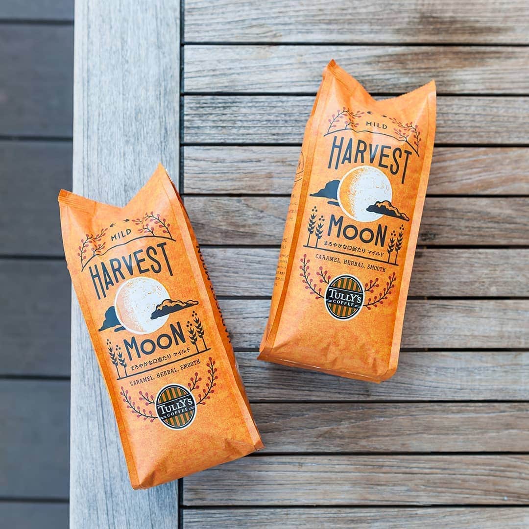 吹田グリーンプレイス公式さんのインスタグラム写真 - (吹田グリーンプレイス公式Instagram)「【TULLY’S COFFEE with U】 料理やスイーツを一層引き立てるコーヒー「HARVEST MOON」 . . 収穫の秋をイメージした、食事やスイーツと相性ぴったりなコーヒー。カラメルやハーブのような風味でまろやかな口当たりなので食事の味わいを邪魔せず、苦みが苦手な方にもおすすめです。 . . ・HARVEST MOON 200g　￥1,110（税別）  #吹田グリーンプレイス #吹田 #タリーズ #タリーズコーヒー #tullys #珈琲 #コーヒー #テイクアウト #限定 #コーヒービーンズ #コーヒー豆 #harvestmoon #マイルド #カフェ」8月28日 10時14分 - suita_greenplace