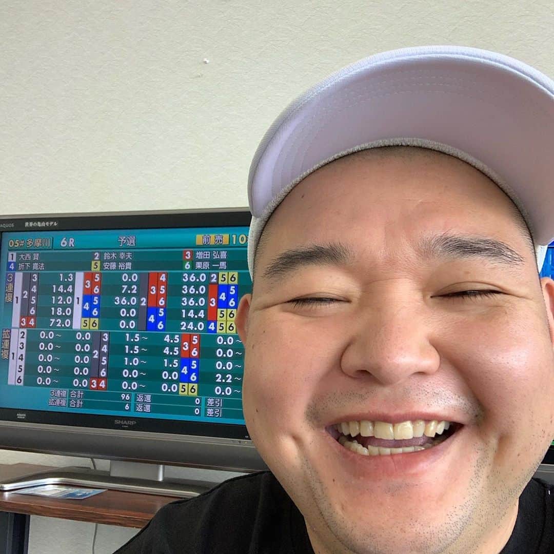 内山信二のインスタグラム：「おはようございます☀  本日はボートレース多摩川より  10時40分ぐらいから  裏どちゃんこTV📺を配信します！  是非観てくださ〜い👼👼👼  #ボートレース #ボートレース多摩川 #裏どちゃんこTV #YouTube Live #内山信二 #中川おさむ」