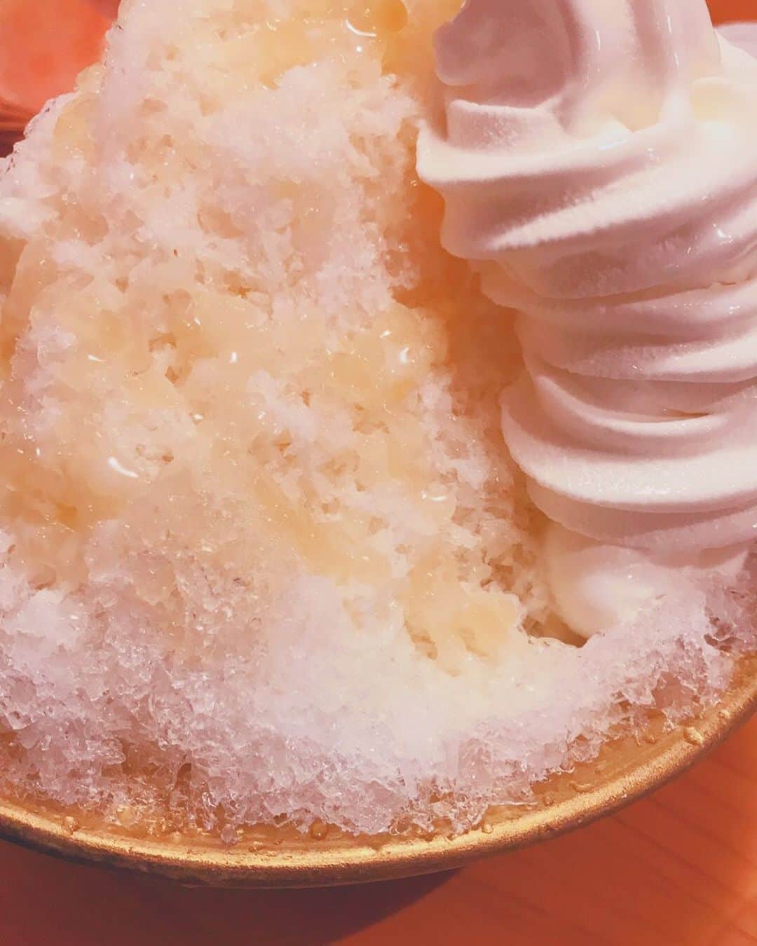 石川修司のインスタグラム：「昨日の夕飯はコメダ珈琲でカキ氷。美味しいですが何か間違ってる。。 #コメダ珈琲」