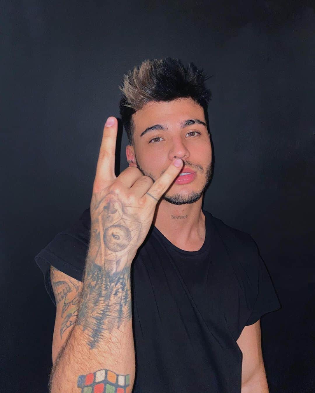 Sebastián Villalobosのインスタグラム：「🤘🏼🖤」