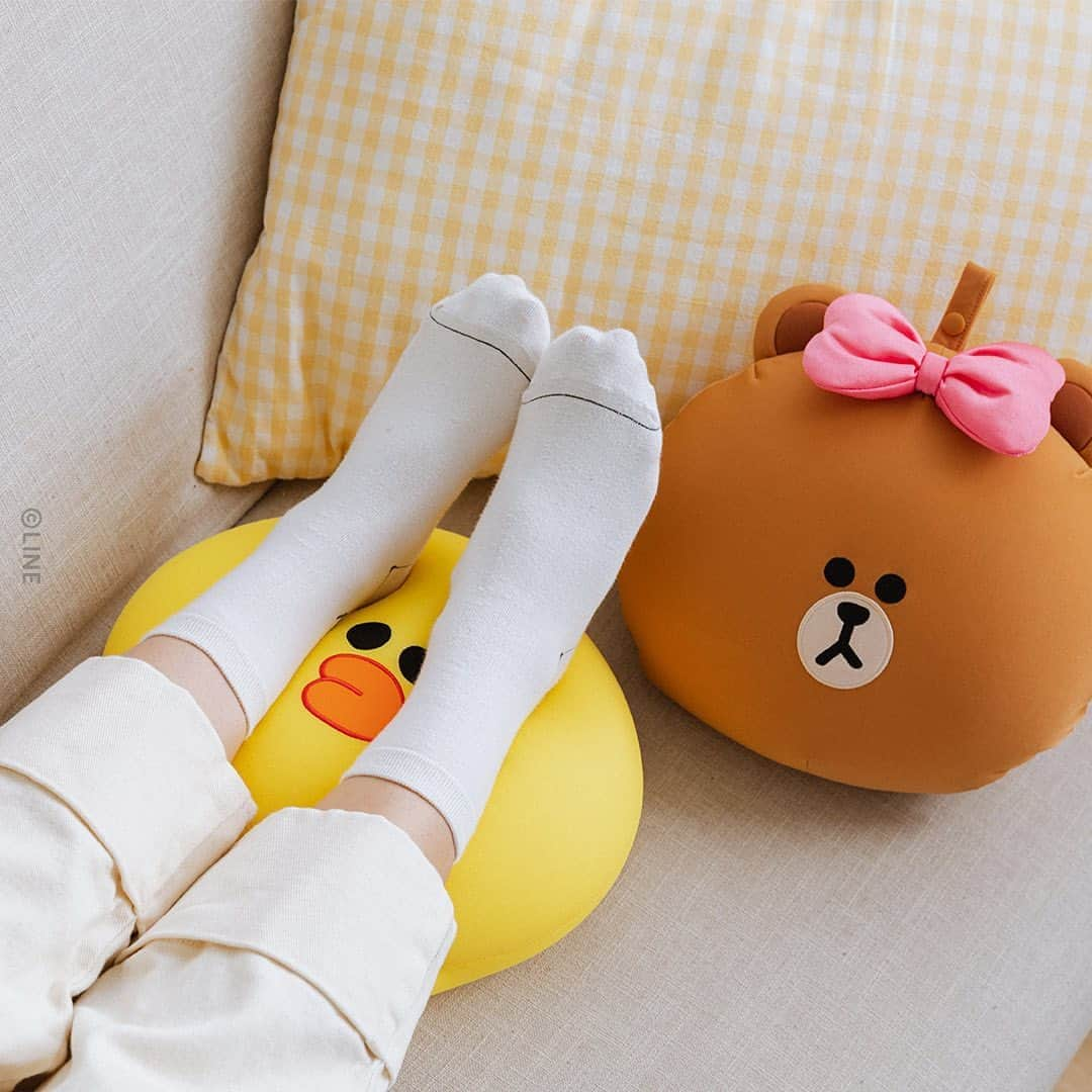 LINE FRIENDSさんのインスタグラム写真 - (LINE FRIENDSInstagram)「Double-sided Comfort BROWN & FRIENDS 2 in 1 Cushion ⠀ Turn the cushion inside-out to make a comfy neck pillow. Either way, it serves your needs! 💁 ⠀ ✔️Microbead fillings flexes your body contour ✔️Durable cover made of spandex fiber ✔️Hanging loop at top ⠀ Now at LINE FRIENDS COLLECTION, along with Headband & Sleep masks! 👉 Link in bio ⠀ #Inside #Neckpillow #Outside #FaceCushion #LINEFRIENDS #BROWN #CONY #SALLY #CHOCO」8月28日 10時31分 - linefriends