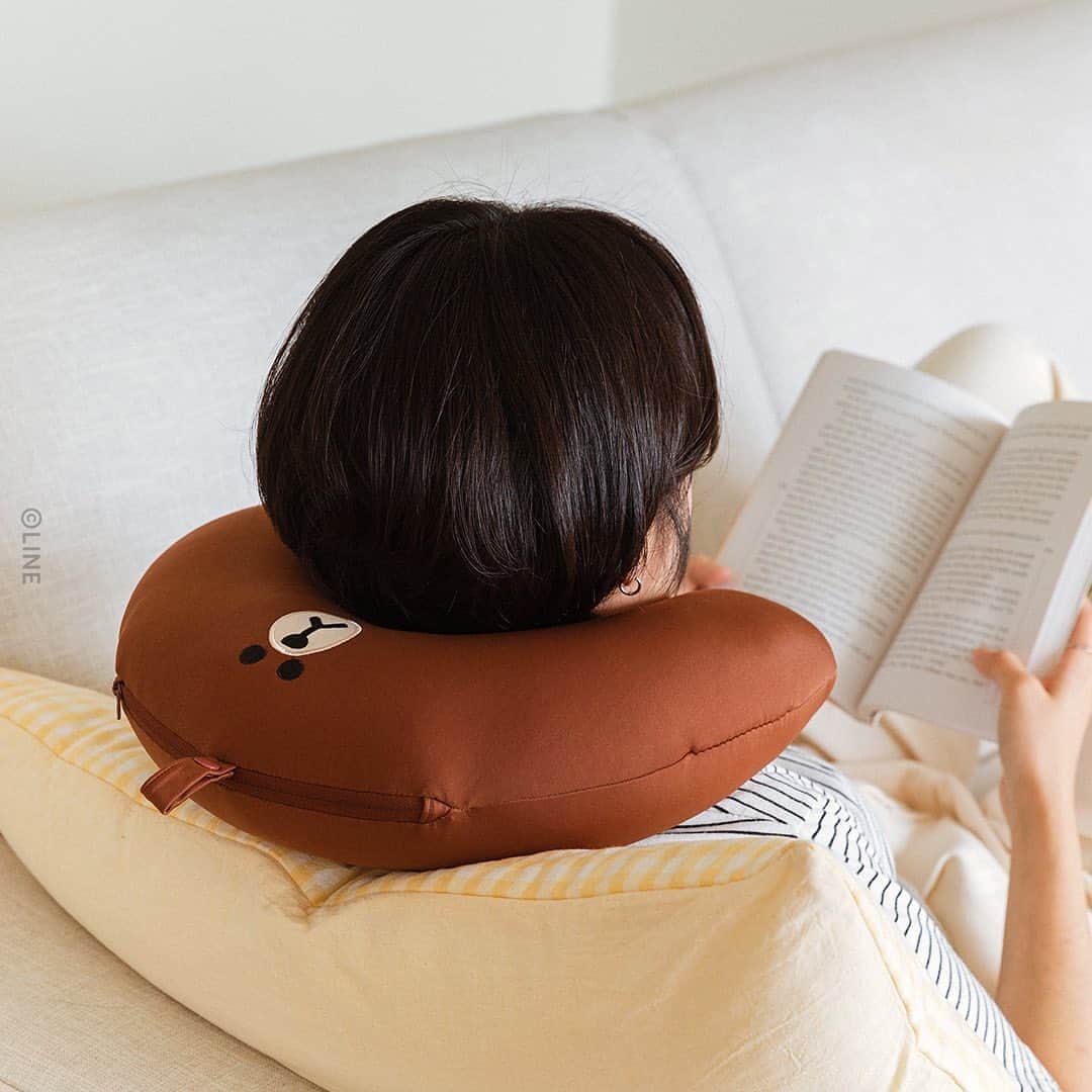 LINE FRIENDSさんのインスタグラム写真 - (LINE FRIENDSInstagram)「Double-sided Comfort BROWN & FRIENDS 2 in 1 Cushion ⠀ Turn the cushion inside-out to make a comfy neck pillow. Either way, it serves your needs! 💁 ⠀ ✔️Microbead fillings flexes your body contour ✔️Durable cover made of spandex fiber ✔️Hanging loop at top ⠀ Now at LINE FRIENDS COLLECTION, along with Headband & Sleep masks! 👉 Link in bio ⠀ #Inside #Neckpillow #Outside #FaceCushion #LINEFRIENDS #BROWN #CONY #SALLY #CHOCO」8月28日 10時31分 - linefriends