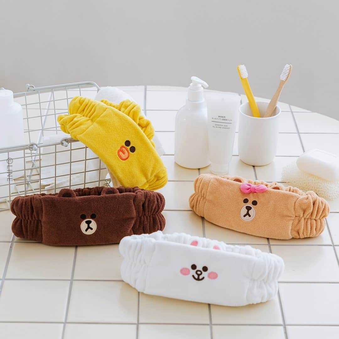 LINE FRIENDSさんのインスタグラム写真 - (LINE FRIENDSInstagram)「Double-sided Comfort BROWN & FRIENDS 2 in 1 Cushion ⠀ Turn the cushion inside-out to make a comfy neck pillow. Either way, it serves your needs! 💁 ⠀ ✔️Microbead fillings flexes your body contour ✔️Durable cover made of spandex fiber ✔️Hanging loop at top ⠀ Now at LINE FRIENDS COLLECTION, along with Headband & Sleep masks! 👉 Link in bio ⠀ #Inside #Neckpillow #Outside #FaceCushion #LINEFRIENDS #BROWN #CONY #SALLY #CHOCO」8月28日 10時31分 - linefriends