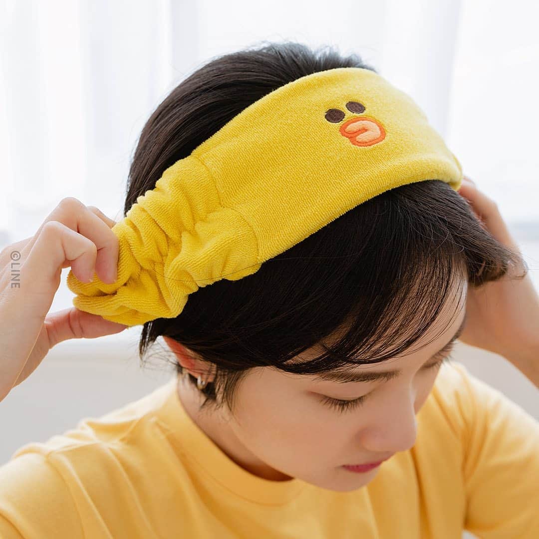 LINE FRIENDSさんのインスタグラム写真 - (LINE FRIENDSInstagram)「Double-sided Comfort BROWN & FRIENDS 2 in 1 Cushion ⠀ Turn the cushion inside-out to make a comfy neck pillow. Either way, it serves your needs! 💁 ⠀ ✔️Microbead fillings flexes your body contour ✔️Durable cover made of spandex fiber ✔️Hanging loop at top ⠀ Now at LINE FRIENDS COLLECTION, along with Headband & Sleep masks! 👉 Link in bio ⠀ #Inside #Neckpillow #Outside #FaceCushion #LINEFRIENDS #BROWN #CONY #SALLY #CHOCO」8月28日 10時31分 - linefriends
