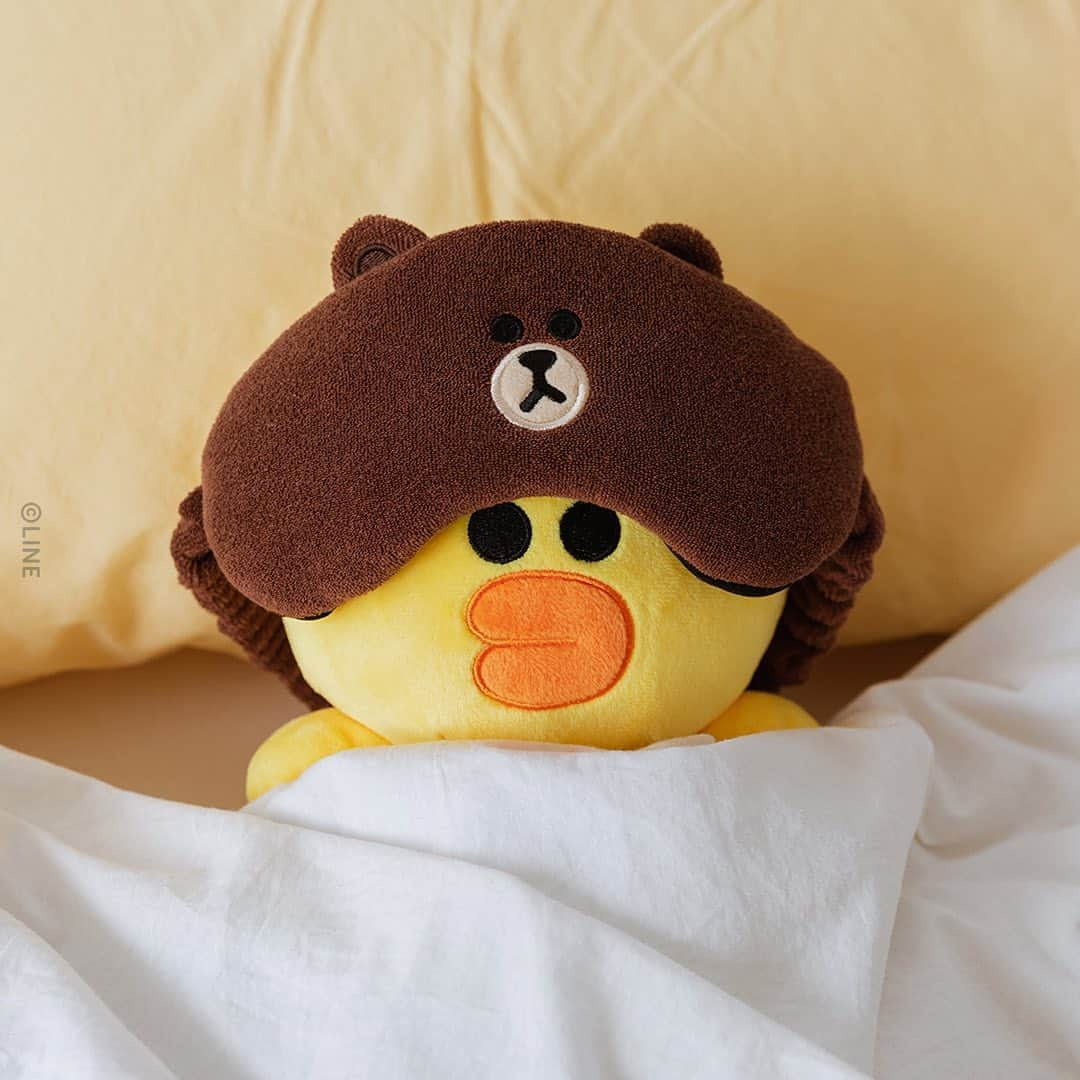 LINE FRIENDSさんのインスタグラム写真 - (LINE FRIENDSInstagram)「Double-sided Comfort BROWN & FRIENDS 2 in 1 Cushion ⠀ Turn the cushion inside-out to make a comfy neck pillow. Either way, it serves your needs! 💁 ⠀ ✔️Microbead fillings flexes your body contour ✔️Durable cover made of spandex fiber ✔️Hanging loop at top ⠀ Now at LINE FRIENDS COLLECTION, along with Headband & Sleep masks! 👉 Link in bio ⠀ #Inside #Neckpillow #Outside #FaceCushion #LINEFRIENDS #BROWN #CONY #SALLY #CHOCO」8月28日 10時31分 - linefriends