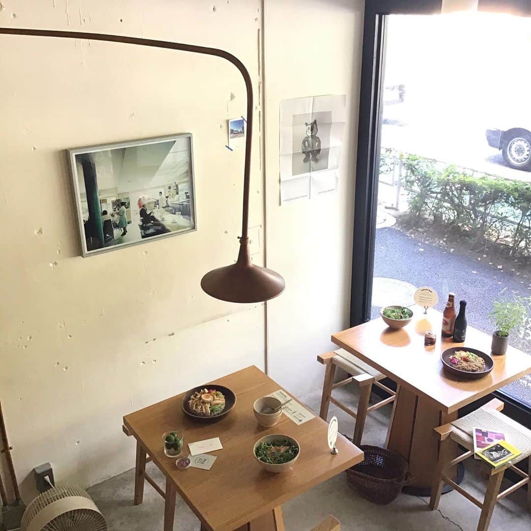 Pho 321 Noodle barのインスタグラム：「お早う御座います。 メニュー撮影を終え、8月last fridayの朝です🛫  today’s special summer rollは、ほのかに秋色を取り入れて....北海道三野農園さんのpurple carrot入り、夏色のコリンキー、沖縄の金美人参と共に、シックな装いです。 ランチタイムにはハーフサイズから、腕やプレートの前菜としてどうぞ。  碗に添える季節の柑橘は　徳島より神山すだちです。  明日土曜日は3 pmより 季節のピクルスを添えた 海老と豚肉の揚げ春巻きことsaturday special’NEM’を数量限定でご用意致します。  新しい月ももうすぐそこまで、まだまだ暑さが続く中　マスクをして1日を過ごすといつも以上に体力が回復するのに時間がかかってしましますが、どうぞ店内では　安心してお食事をしていただけるよう　スタッフ一同　マスクの下で深呼吸をしながら　今まで以上に務めていきたいと思います。  本日も11:30am opening 5:30pm last call 6pm 中休みなしで開店致します。 週末のお仕事でお忙しい方は　to go boxがおすすめです  皆さまにとって　善きfridayになりますように。  todays recommend:pho chicken,bun tandoori fish(warm),com ground pork&lemongalss / chicken,summer roll 1/2,boiled 🥚/coriander topping,homemade peach soda and citrus monaka of mikaned 🍨   todays opening bgm 📻roll on baby/smile a little smile for me from sleepless night ep /yo la tengo (will be released 9th oct 2020)」