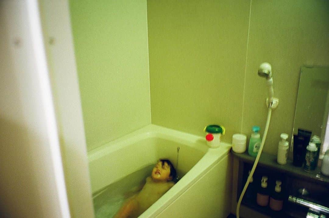 花盛友里さんのインスタグラム写真 - (花盛友里Instagram)「最近風呂上がりはにいちゃんが弟のパジャマ着せてくれる。 毎回ボタン掛け違えてるけど、それがまた愛おしいいいい。 我らのチームリーダー。」8月28日 10時40分 - yurihanamori
