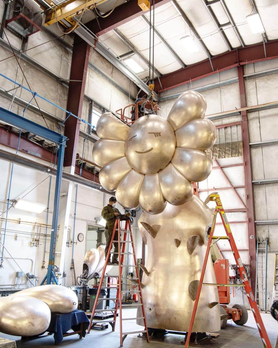 村上隆さんのインスタグラム写真 - (村上隆Instagram)「This 10-meter bronze sculpture will be exhibited somewhere in Tokyo this fall. Stay tuned! 👋」8月28日 10時42分 - takashipom