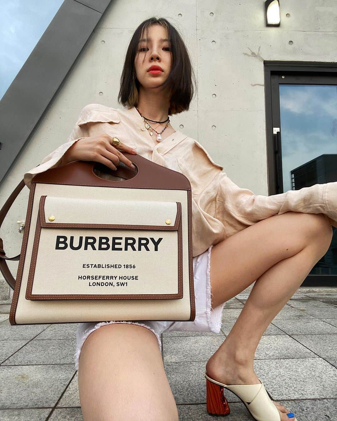 アイリーン・キムさんのインスタグラム写真 - (アイリーン・キムInstagram)「The perfect mix of casual cool @burberry 🖤 #유가광고 #ThePocketBag #Burberry」8月28日 11時03分 - ireneisgood