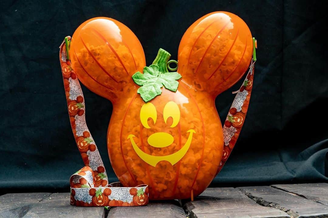 ミッキーマウスさんのインスタグラム写真 - (ミッキーマウスInstagram)「Mickey fall eats and treats are back @WaltDisneyWorld! 🎃🍁 Head over to @DisneyParksBlog to see the wonderful assortment of autumn-themed items you won’t want to miss at the parks.」8月28日 10時55分 - mickeymouse