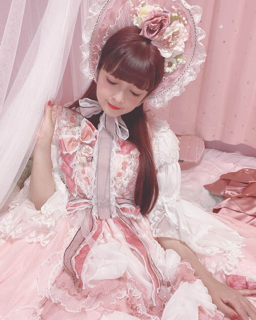青木美沙子さんのインスタグラム写真 - (青木美沙子Instagram)「エルプレスさんの新作💓 ゴージャス❣️ ボンネットは無敵だねっ💓」8月28日 10時56分 - misakoaoki