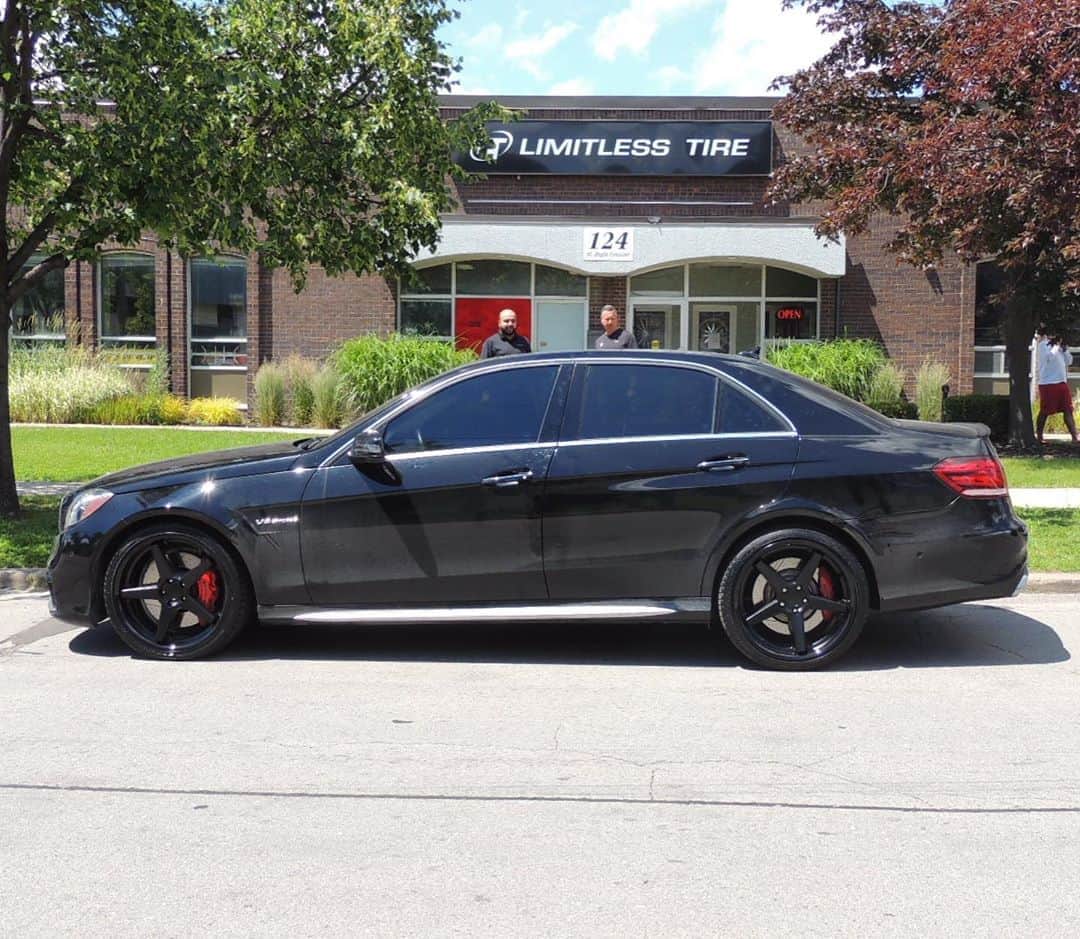 CarsWithoutLimitsさんのインスタグラム写真 - (CarsWithoutLimitsInstagram)「E63 AMG on #FerradaWheels installed by @limitlesstirerim   We wanna hook you guys up so use our promo code “CarsWithoutLimits” and get 30% off this month. #carswithoutlimits #limitlesstire #dodge #charger #toronto #brampton #vaughan #missisauga #scarborough #tireshop #wheels #rims #tire #tires」8月28日 11時00分 - carswithoutlimits