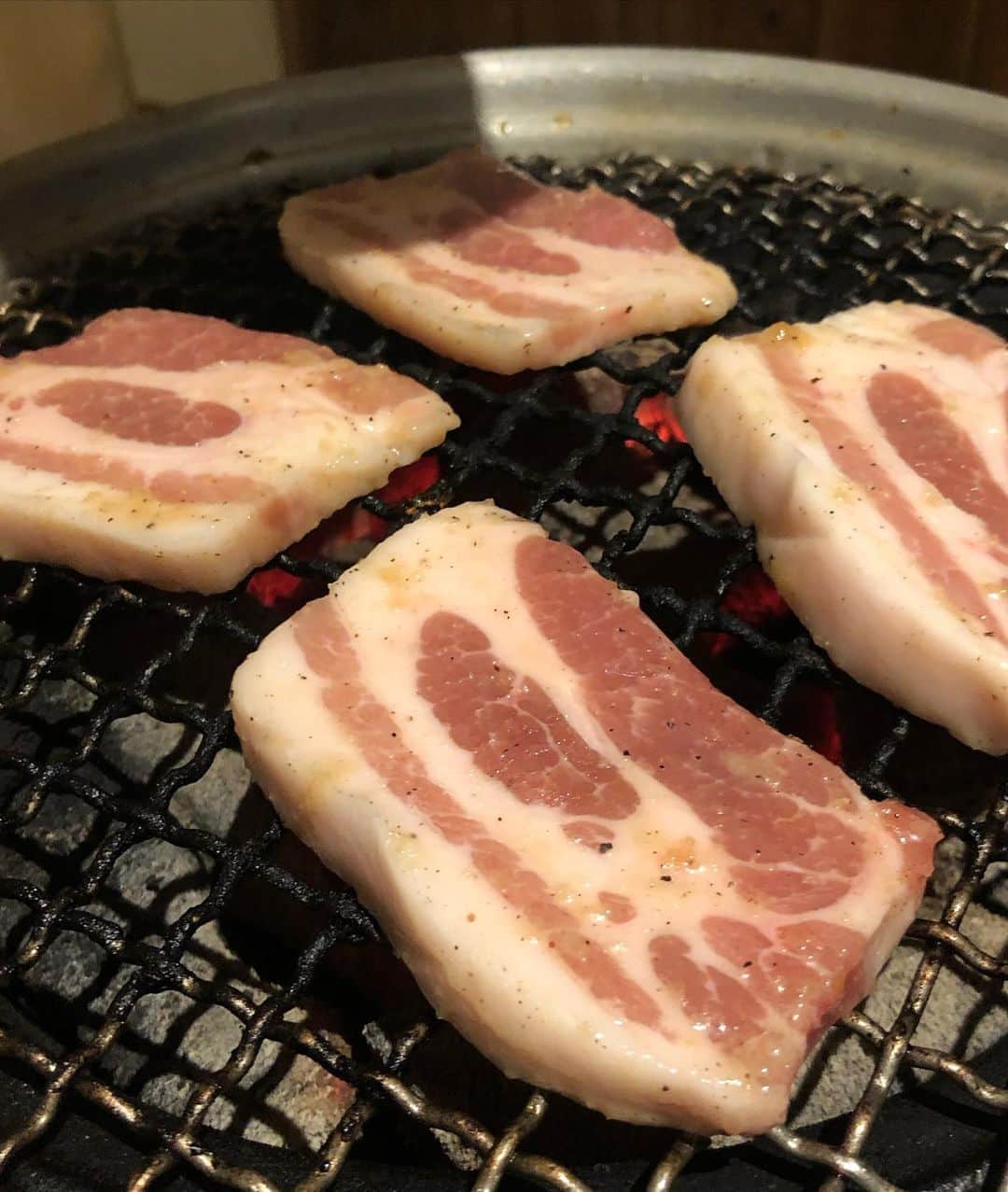 甘糟記子さんのインスタグラム写真 - (甘糟記子Instagram)「実家から戻って、お泊まりに来てくれたお友達と、五反田のまるは　@maruha_gotanda へ！  久しぶりのまるは(o^^o) いつも行こうとすると定休日で、やっとタイミングが合ったわ（笑）  息子殿はここの千枚刺しが大好きで、よく食べるんだよね〜(๑˃̵ᴗ˂̵)  私は豚バラキムチが何気に好きで、ハマってます(o^^o)  締めの冷麺も一緒に行った友達が大絶賛！！  沢山食べて幸せでした〜(//∇//)  #炭火焼まるは#まるは五反田#焼肉まるは#美味しい#豚バラキムチ#冷麺」8月28日 11時03分 - norihey924