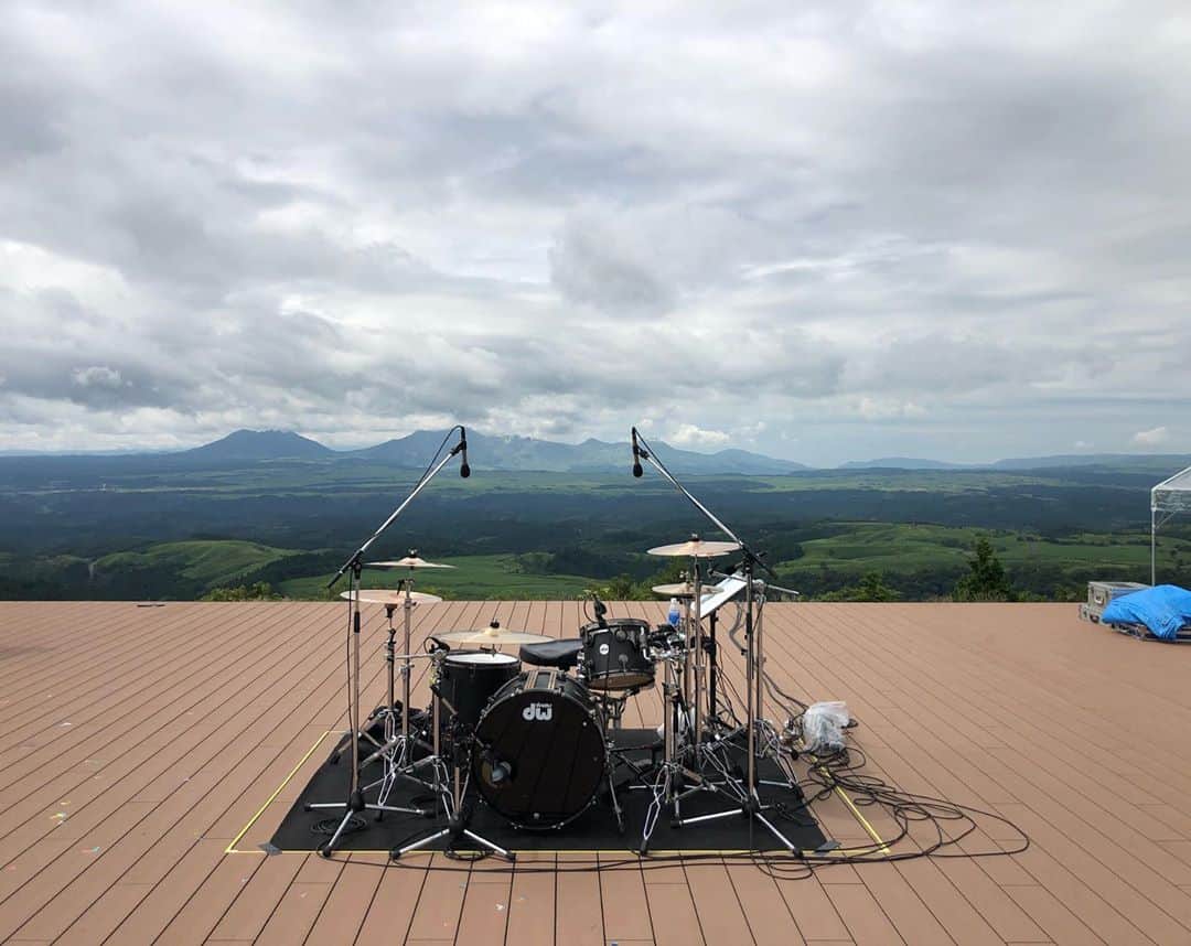 宮上元克のインスタグラム：「DRUM TAOxSUGIZO@TAOの丘 今日はこれから一日リハーサルです。ドラムセットの後ろが絶景過ぎる #drumtao  #sugizo」