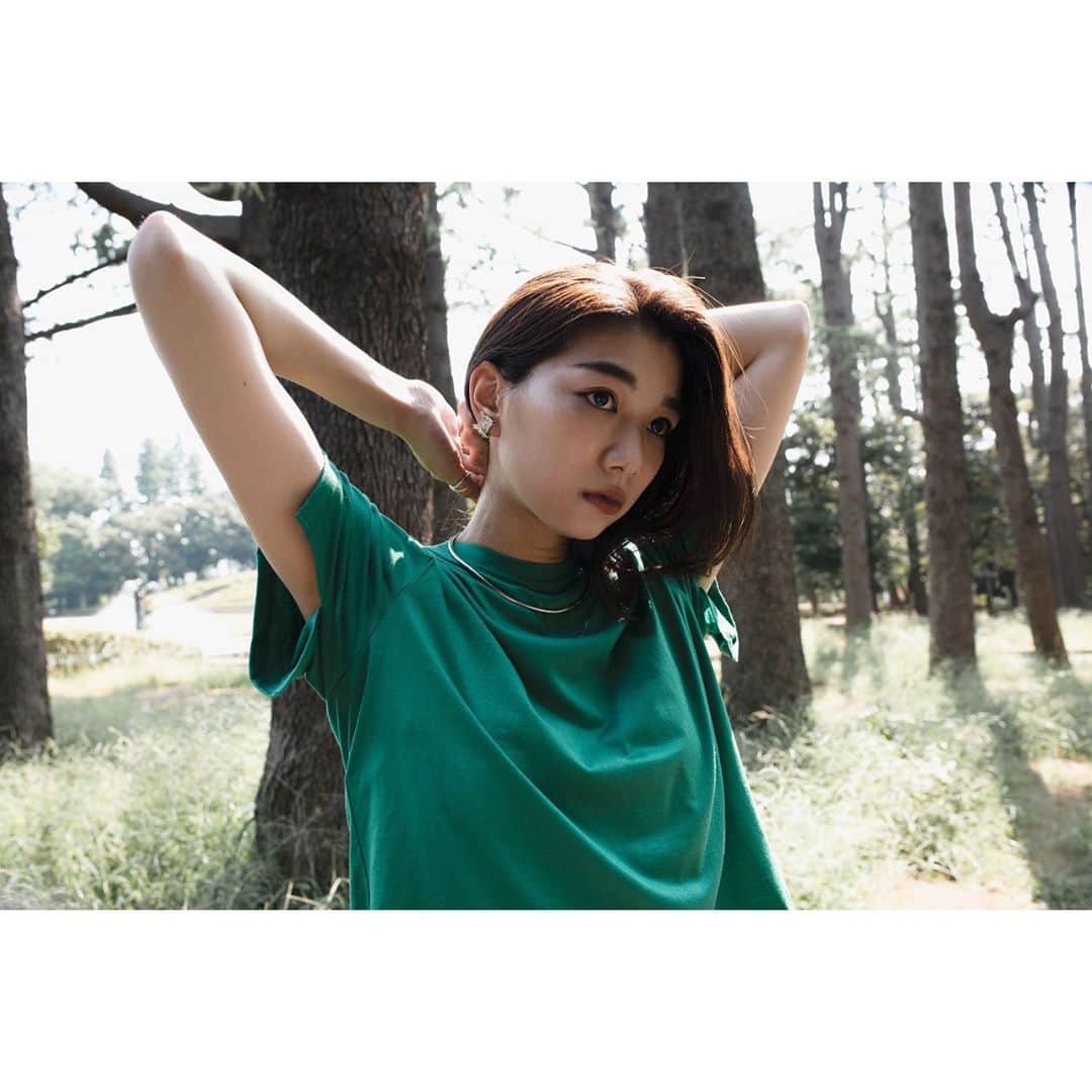のインスタグラム：「. . ももこさんとの作品シリーズ📷🌱 phot&styling ☞ @umemiyoshi  model☞me . . . #作品撮り #グリーン #newlip #新色コスメ  #秋 #human #セントラル #ミシェルエンターテイメント #嬉嬉嬉」