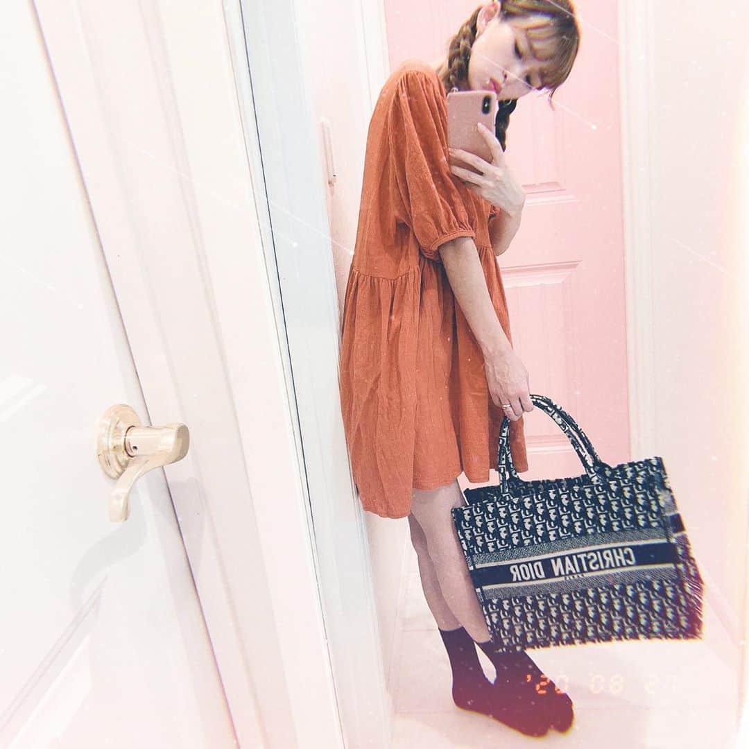 町田亜里香のインスタグラム：「𖧷CODE𖧷 . 👗...@dholic 👜...@dior 🧦...????? . . 𖥣𖥣 コーデの題名𖥣𖥣  【🍂秋🌾の小人のお散歩🐿🍄】 笑 . . ちなみにちいにつけられた題名は 【マッチ売りの女🌬】 少女でもない悲しさ😱😱。 まぁたしかに少女ではない𓏗𓏗ˎˊ˗ . . このDHOLICのワンピース👗 ほんとかわいい…⸜❤︎⸝ 数ヶ月前に買ったものだから もう在庫なかったぁ😭😭。 後ろもボタンになってるのっ🌿 . . バッグ👜は、 新木優子ちゃんが持ってて 可愛すぎてずっと欲しかったの🥺 でもね。 同じバッグ持っても… 新木優子ちゃんにはなれなかった。笑 . . . #ママコーデ #コーデ #韓国服  #dholic #dior #鏡撮り #鏡越し  #code #ママ #秋code #秋色  #三つ編み #ワンピース #スモールトートバッグ #トートバッグ #bag」