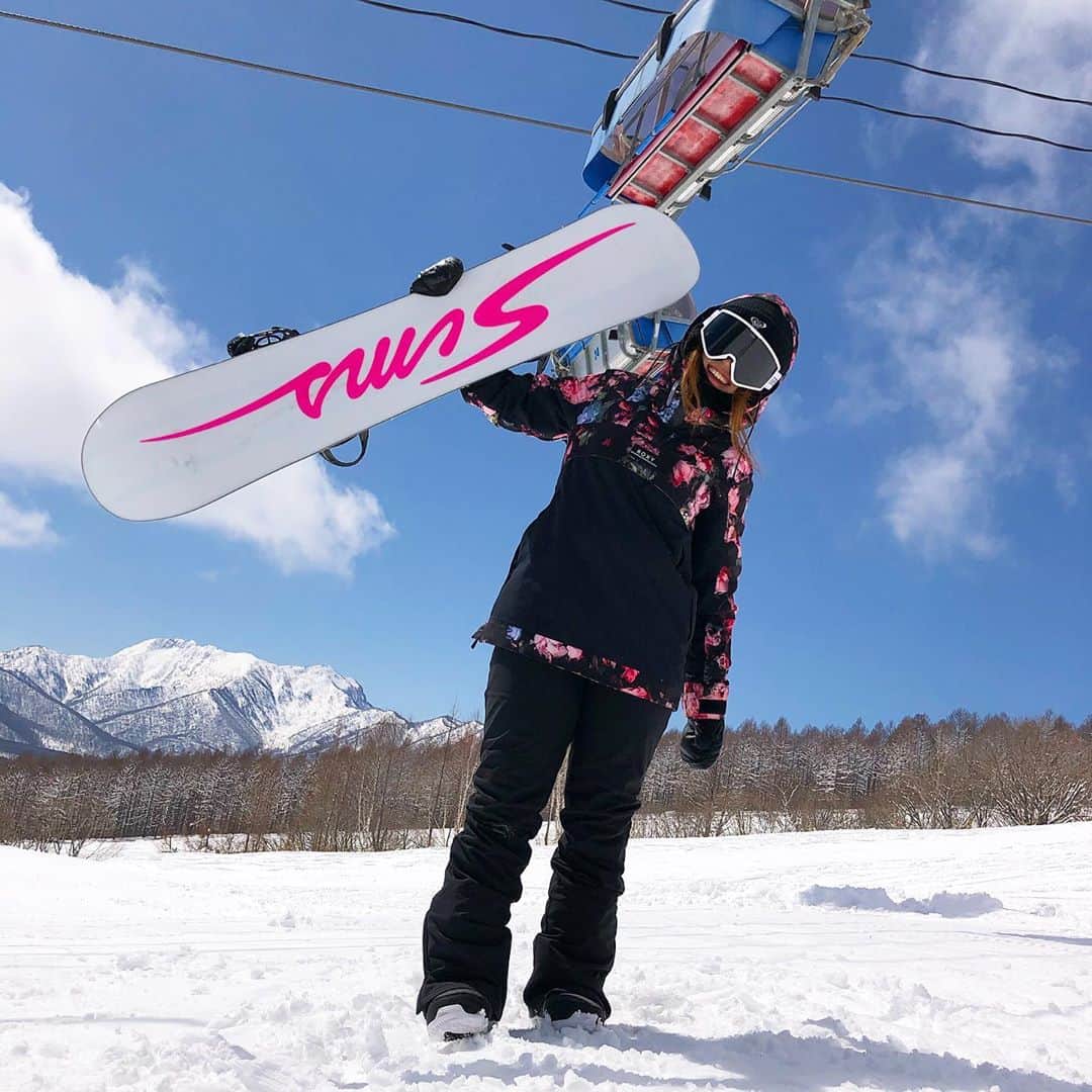hoshinofumikaさんのインスタグラム写真 - (hoshinofumikaInstagram)「昨日紹介した　@sims_snowboards_jp ATVのグラフィックはこんな感じだよ🔥💖🖌✨ カッコいいんだけど可愛い。 冬なんだけど春、夏のスノーボードもすごく似合いそうなデザインだよね🔥 私はすき🥰 ソール（裏側）も白とピンクで最高の組み合わせ🥰😍💘💯 ボーイズも、ガールズも選べる長さがあるのでチェックしてね✔️😊 お友達と、カップルと合わせてもチョーーイケてる🔥 青空でピンクのSIMSが映える写真撮りたい📸 . . . 📸 @ryohei_photo  🏂 @sims_snowboards_jp  👨 @takumi_hirata  . #simsnowboys #simsnowgirls #sims #simssnowboarders #simssnowboarding #snowboarding #winter #hbb #roxysnow #スノーボード　#スノボ女子 #スノボ男子　#スノボ　#青空　#残暑お見舞い申し上げます」8月28日 11時19分 - fumika_hoshino