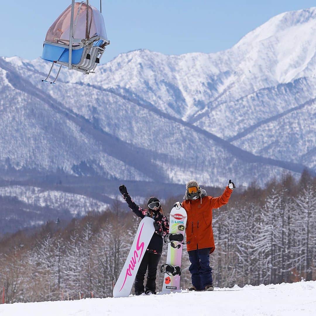 hoshinofumikaさんのインスタグラム写真 - (hoshinofumikaInstagram)「昨日紹介した　@sims_snowboards_jp ATVのグラフィックはこんな感じだよ🔥💖🖌✨ カッコいいんだけど可愛い。 冬なんだけど春、夏のスノーボードもすごく似合いそうなデザインだよね🔥 私はすき🥰 ソール（裏側）も白とピンクで最高の組み合わせ🥰😍💘💯 ボーイズも、ガールズも選べる長さがあるのでチェックしてね✔️😊 お友達と、カップルと合わせてもチョーーイケてる🔥 青空でピンクのSIMSが映える写真撮りたい📸 . . . 📸 @ryohei_photo  🏂 @sims_snowboards_jp  👨 @takumi_hirata  . #simsnowboys #simsnowgirls #sims #simssnowboarders #simssnowboarding #snowboarding #winter #hbb #roxysnow #スノーボード　#スノボ女子 #スノボ男子　#スノボ　#青空　#残暑お見舞い申し上げます」8月28日 11時19分 - fumika_hoshino