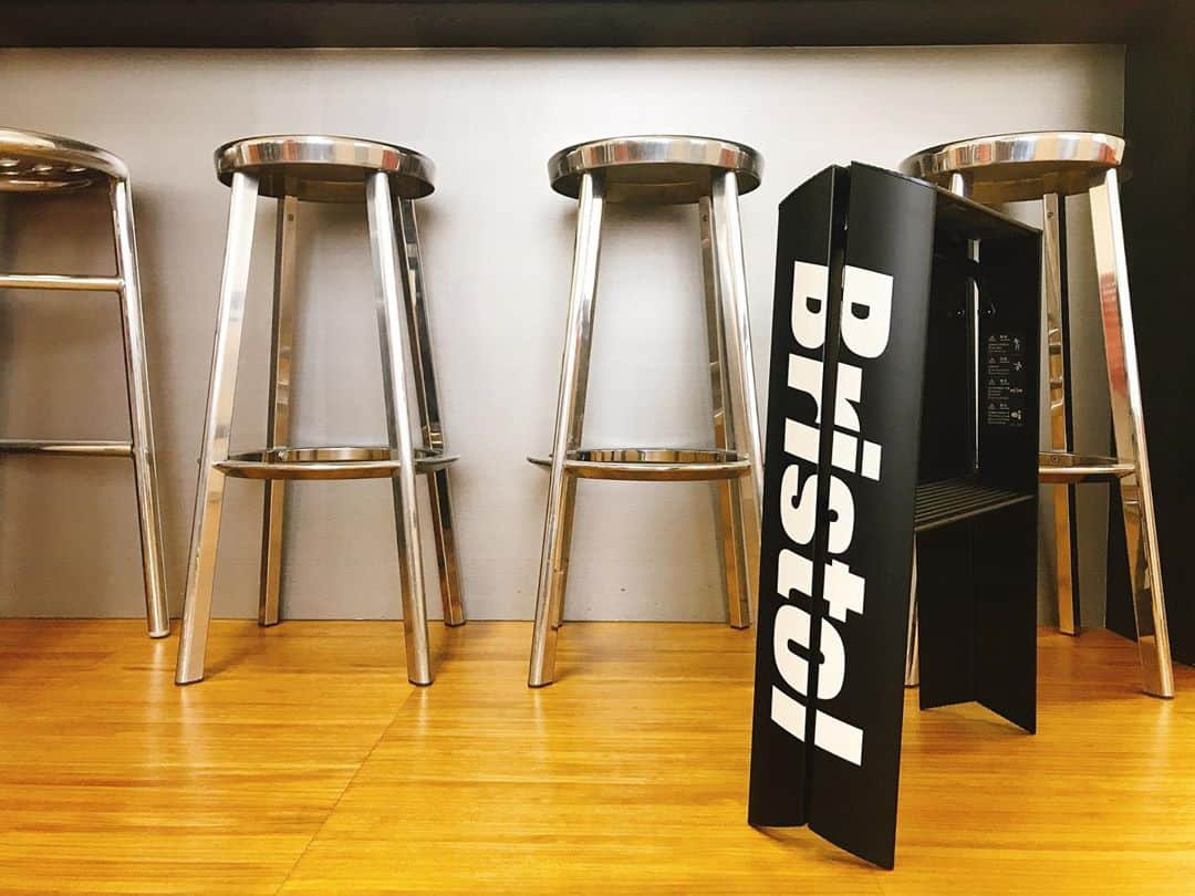 長谷川工業のインスタグラム：「本日正午に発売になるF.C.Real BristolのLUCANO BRISTOL STOOL 2-STEP 一足お先にサンプルが本社に届きました！  大胆にあしらわれたロゴがかっこよく、インパクトに溢れた踏み台に。ファンの方必見です。  lucanoの個人的に好きなところは、天板やステップの波型です。 裸足で乗っても痛くなく、滑るのを防止してくれるので、安心感に繋がります。 また幅が広いので乗るのも座るのも快適なんです。  #長谷川工業 #hasegawakogyo #脚立 #はしご #踏み台 #lucano #ルカーノ #soph #fcbristol #コラボレーション  発売はSOPH.shop及びSOPH.ONLINE STORE、Hasegawaオンラインショップにて。」