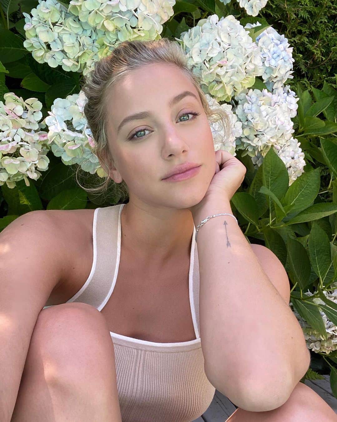 リリ・ラインハルトのインスタグラム：「Sometimes I like a matte look for the summertime 🌞 @covergirl’s #cleanfresh pressed powder absorbs oil and delivers a natural finish~ AND it’s vegan 🌸」