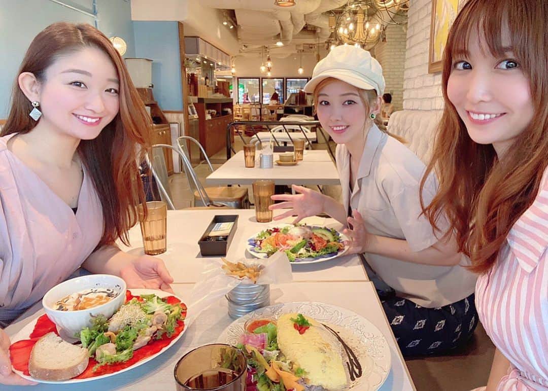 のインスタグラム：「舞台｢#HITLIST ｣✨嬉しいことに初日のゲネプロにお招きいただきました(＞＜) パワフルで華やかなエンターテインメント！東京公演、その後の大阪、福岡と最後まで応援しています🙌🏻✨  観劇後は #舞台ぬけがら で一緒だったりなさんとしーちゃんと女子会♡ 2週間ぶりだったのに久しぶりな感じがしなかったなぁ🙌🏻 嬉しい不思議☺︎☺︎笑」