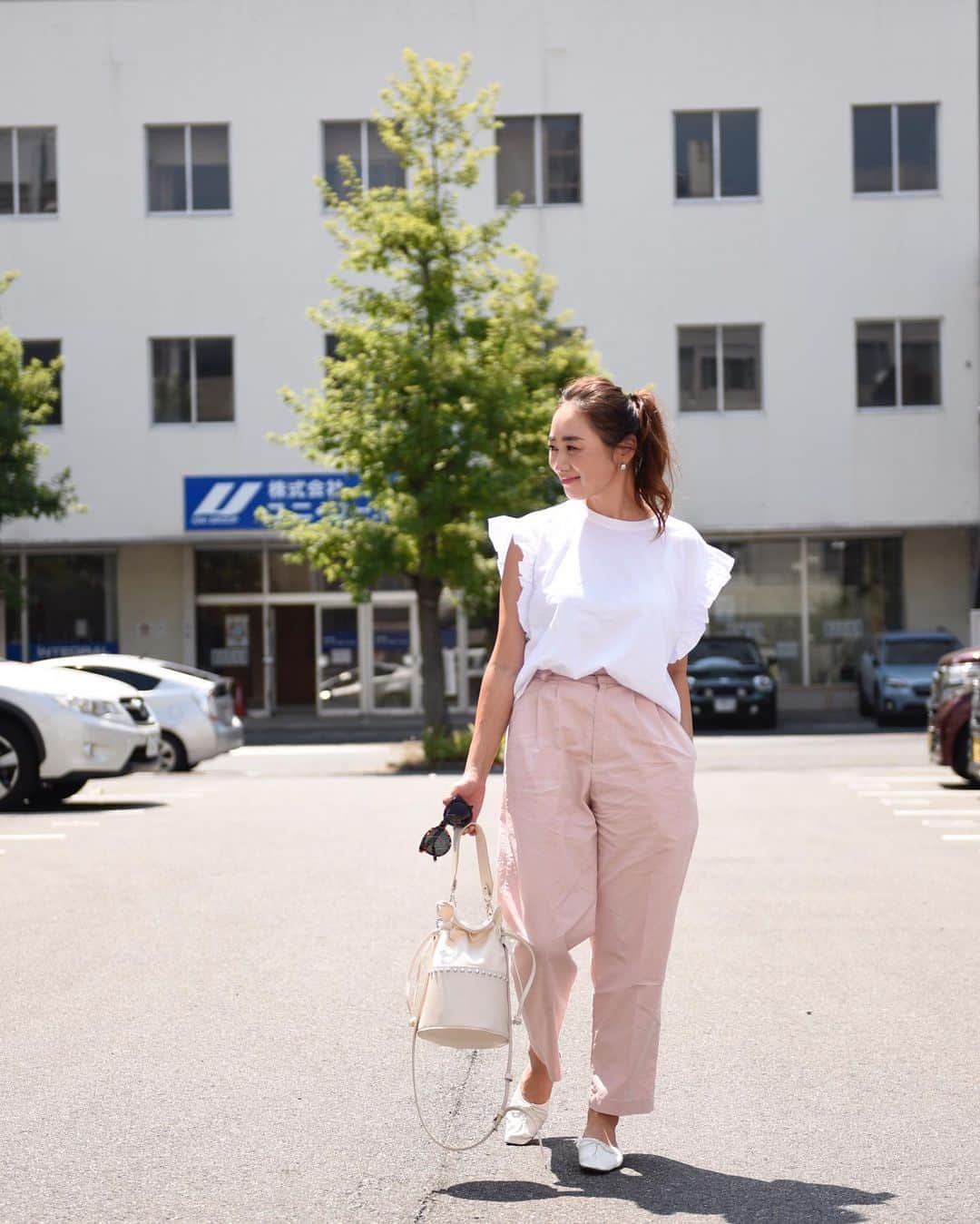 Keikooooooのインスタグラム：「シンプルなタンクトップに飽きてきたので、 @zara で肩がフリフリトップスを追加♡ . #zara #ザラ #ママコーデ #女の子ママ」