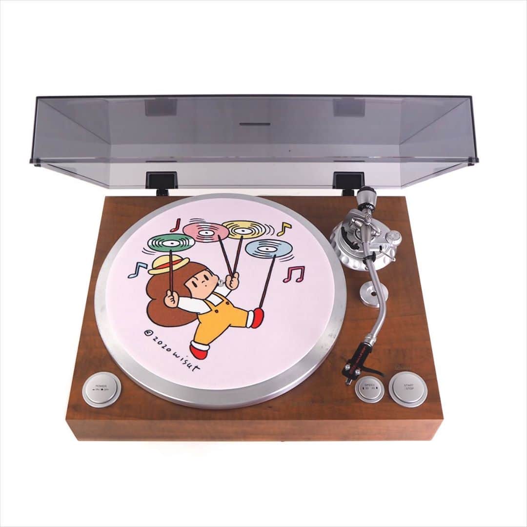 のインスタグラム：「RECORD STORE DAY×マムアンの新作グッズが今年も登場!  今回もウィスット ポンニミット氏が描きおろしたスペシャルなデザインのスリップマット(1枚組)です。  本体は改良素材で糸密度をアップした高密度国産ポリエステルフェルトを使用、2.2mm厚と一般的なフェルト製マットよりも厚めの生地を採用しました。  両面特殊樹脂コーティング(含侵)加工を施し、肌触りは柔らかく生地自体はコシのあるしっかりした作りとなっています。  DJ用としても、リスニング用としても、どちらのレコードプレイヤーにもお使いいただけるスリップマットです。  #recordstoreday #rsddrops #rsd20 #マムアン #マムアンちゃん　#レコードストアデイ」