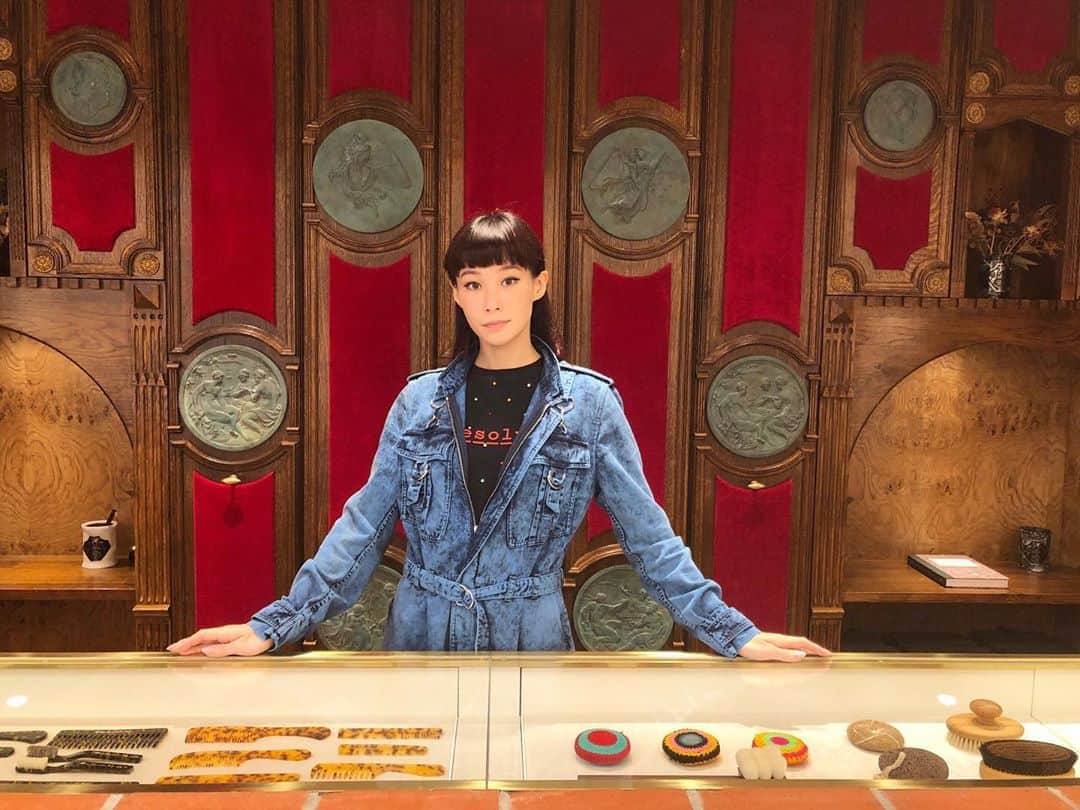 マドモアゼル・ユリアのインスタグラム：「青山の骨董通りに出来たBULYのお店に遊びに行ってきました😍 理化学用硝子器具を作っている日本の会社にオーダーして作ったというインスタレーションが凄く未来的な反面、向かいのカウンターはフランスの古い劇場の様な設えになっていました⚗️🎟BULYらしい面白い店内😍 オープン前に行ったので今回特別にカウンター内に入らせて頂きました😝 #officineuniversellebuly  #buly #ビュリー @officine_universelle_bulyjapan @officine_universelle_buly」