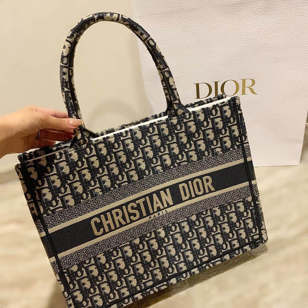姫奈のインスタグラム：「. . . このサイズ感のトートが1番使える説 🥺❤️ 旦那さん、ありがとう 🥰🥰 . . . #dior #christiandior」