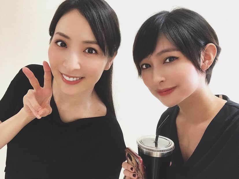 真飛聖さんのインスタグラム写真 - (真飛聖Instagram)「可愛い可愛いきょおちゃん♡  先日、撮影場所で バッタリと〜 見た目はクールビューティーだけど、 とっても優しく可愛いのだ✨  会えて 嬉しかったぁ♡  今日も 暑いですね〜💦 みなさんも  引き続き 体調 気をつけて 過ごしてくださいね〜♡  私も 元気に 撮影してますよ✨  #日南響子 さん #Netflix#愛なき森で叫べ」8月28日 11時40分 - sei_matobu