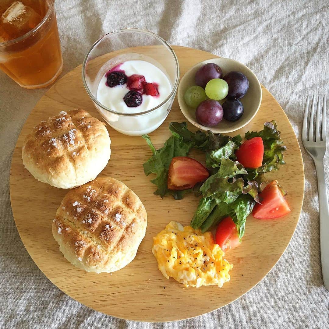 のインスタグラム：「2020/08/28 (fri) 朝起きてからパンがないことに気付いたので、久しぶりにホットケーキを焼こうと思ったのですが、たまたまホットケーキミックスで作るメロンパンを見たので朝ごはんに。 ・ ビックリするくらい短時間でできましたが…スコーンみたいな食感かな😅 息子も、普通にホットケーキの方が良かったみたいです😅　スンマセン💦 ・ お昼ご飯は、久しぶりにパスタにしようかな〜☺️ ・ #gon_food #food #foodpic #foodphoto  #instafood #instagood #yummy #love #japan  #onthetable #日々 #暮らし #vegetable #朝ごはん #breakfast #メロンパン#うつわ」