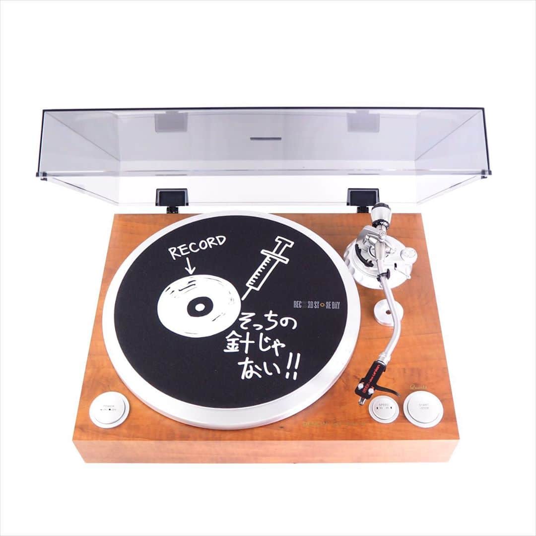 diskunion ディスクユニオンさんのインスタグラム写真 - (diskunion ディスクユニオンInstagram)「KEN KAGAMI x RECORD STORE DAY 2020 オフィシャルコラボグッズが新登場!  今年のRECORD STORE DAYは現代美術作家 加賀美健氏とのコラボが実現!描き下ろしのインパクト絶大なアートワークを各グッズに落とし込みました。  こちらはスリップマット(1枚組)です。  本体は改良素材で糸密度をアップした高密度国産ポリエステルフェルトを使用、2.2mm厚と一般的なフェルト製マットよりも厚めの生地を採用しました。  両面特殊樹脂コーティング(含侵)加工を施し、肌触りは柔らかく生地自体はコシのあるしっかりした作りとなっています。  DJ用としても、リスニング用としても、どちらのレコードプレイヤーにもお使いいただけるスリップマットです。  #kenkagami #加賀美健 #recordstoreday #rsd20 #rsddrops #レコードストアデイ」8月28日 11時45分 - diskunion