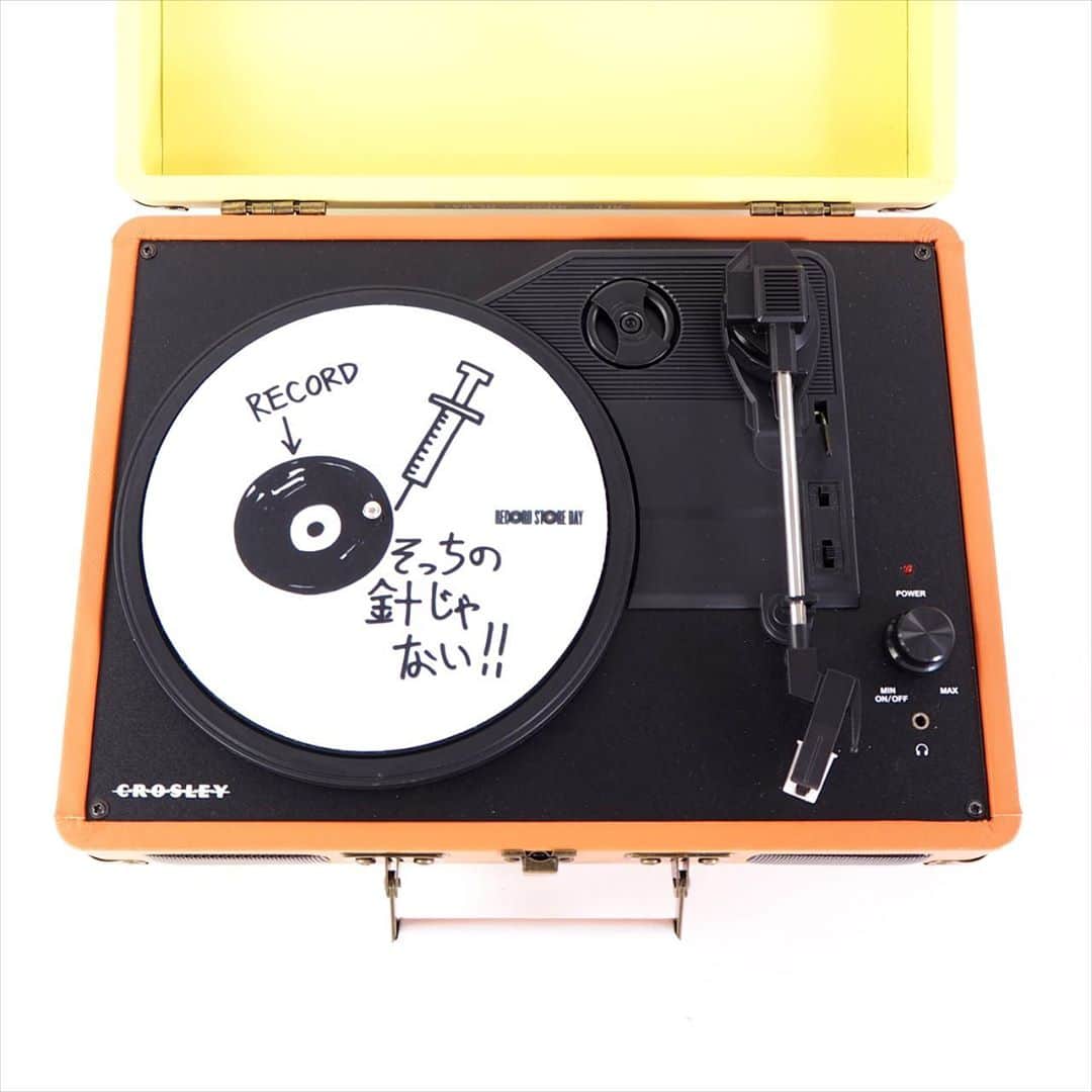 diskunion ディスクユニオンさんのインスタグラム写真 - (diskunion ディスクユニオンInstagram)「KEN KAGAMI x RECORD STORE DAY 2020 オフィシャルコラボグッズが新登場!  今年のRECORD STORE DAYは現代美術作家 加賀美健氏とのコラボが実現!描き下ろしのインパクト絶大なアートワークを各グッズに落とし込みました。  こちらはスリップマット(1枚組)です。  本体は改良素材で糸密度をアップした高密度国産ポリエステルフェルトを使用、2.2mm厚と一般的なフェルト製マットよりも厚めの生地を採用しました。  両面特殊樹脂コーティング(含侵)加工を施し、肌触りは柔らかく生地自体はコシのあるしっかりした作りとなっています。  DJ用としても、リスニング用としても、どちらのレコードプレイヤーにもお使いいただけるスリップマットです。  #kenkagami #加賀美健 #recordstoreday #rsd20 #rsddrops #レコードストアデイ」8月28日 11時45分 - diskunion