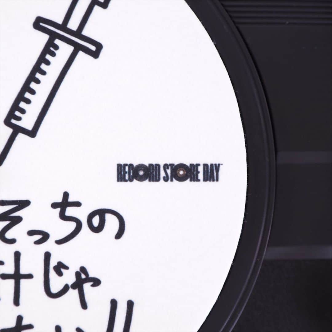 diskunion ディスクユニオンさんのインスタグラム写真 - (diskunion ディスクユニオンInstagram)「KEN KAGAMI x RECORD STORE DAY 2020 オフィシャルコラボグッズが新登場!  今年のRECORD STORE DAYは現代美術作家 加賀美健氏とのコラボが実現!描き下ろしのインパクト絶大なアートワークを各グッズに落とし込みました。  こちらはスリップマット(1枚組)です。  本体は改良素材で糸密度をアップした高密度国産ポリエステルフェルトを使用、2.2mm厚と一般的なフェルト製マットよりも厚めの生地を採用しました。  両面特殊樹脂コーティング(含侵)加工を施し、肌触りは柔らかく生地自体はコシのあるしっかりした作りとなっています。  DJ用としても、リスニング用としても、どちらのレコードプレイヤーにもお使いいただけるスリップマットです。  #kenkagami #加賀美健 #recordstoreday #rsd20 #rsddrops #レコードストアデイ」8月28日 11時45分 - diskunion