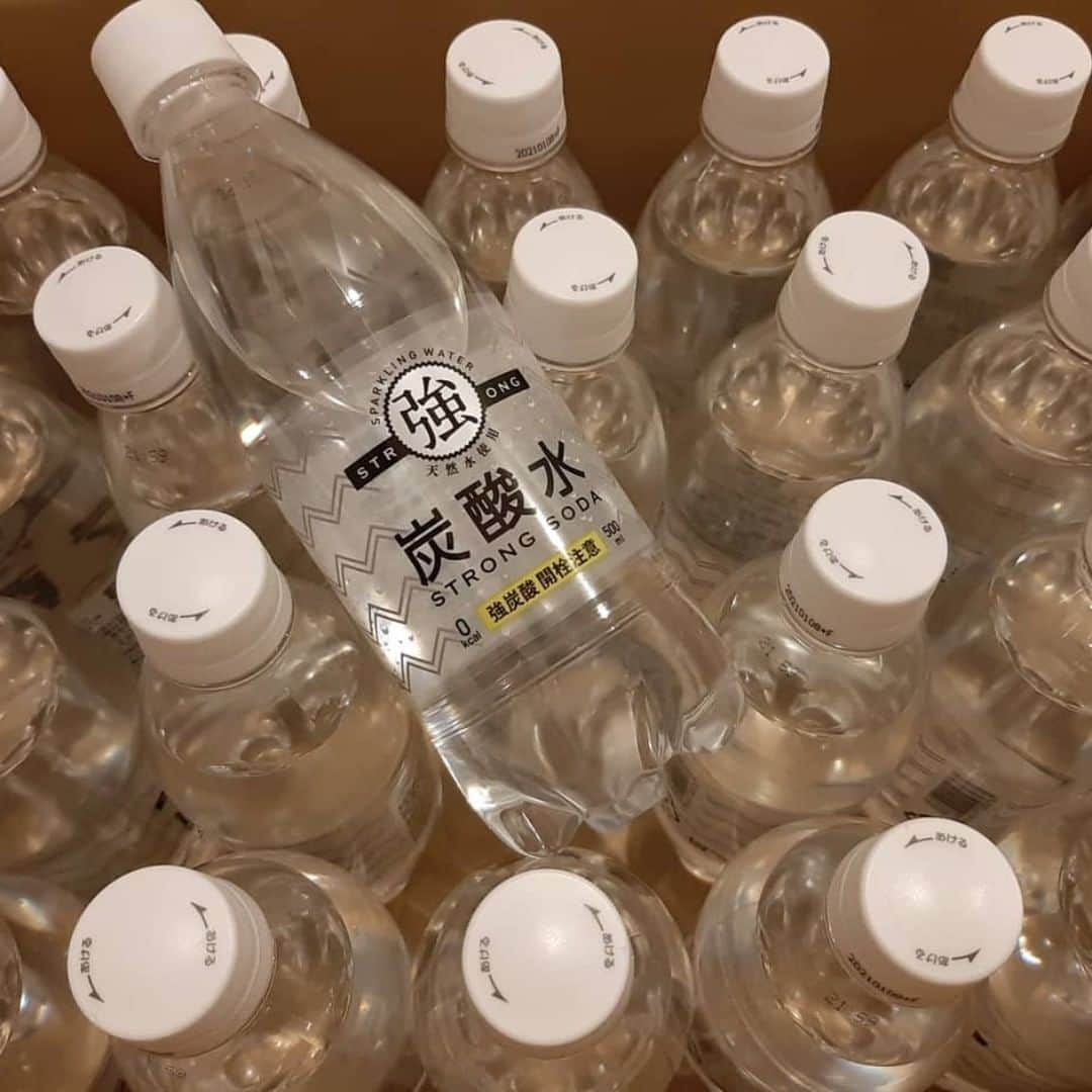 サンプル百貨店さんのインスタグラム写真 - (サンプル百貨店Instagram)「✨【500ml×24本】強炭酸水 プレーン✨ 大人から子供まで楽しめる日本人の口にあった軟水で柔らかな口当たり😊 そのままでもジュースで割ったりサワーを作ったり色々楽しめます🎶 疲労回復や美容効果などにもオススメ💖 ・ サンプル百貨店公式Instagramアカウントでは  #サンプル百貨店 や @3ple_dept を投稿文に つけてくれたみなさまの投稿を リポストしてご紹介しております* ・ ---------------------------- @black_black_cat22 さん  サンプル百貨店をご愛用頂き ありがとうございます♡ ----------------------------- ・ #サンプル百貨店 #ちょっプル #お得 #お得生活 #お得情報 #家計簿 #貯金 #節約 #ポイ活 #おうち時間 #おうち飲み #炭酸水 #強炭酸水 #疲労回復 #美容効果 #健康 ・ ・・・・・・・・・・・・・・・・・・ ・ サンプル百貨店の初回限定クーポンを使って強炭酸水×24本が550円になったので楽天ポイントも使ってほぼタダポチしました😊  私は炭酸飲めないので旦那がレモンサワーを作って飲みます🍸✨  #当選 #お得活動 #キャンペーン #無料クーポン #お得活動してる方と繋がりたい #ポイ活 #ポン活 #ウエル活 #twitter懸賞 #タダポチ #ただポチ #サンプル百貨店 #強炭酸水」8月28日 11時55分 - 3ple_dept