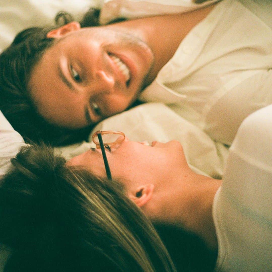 キートン・ストロンバーグのインスタグラム：「Surprise!! 🥳 Me and @tiffanystringer are putting a song out tomorrow under our new band @peachesandbeanz for our 5 year anniversary! 🥰」