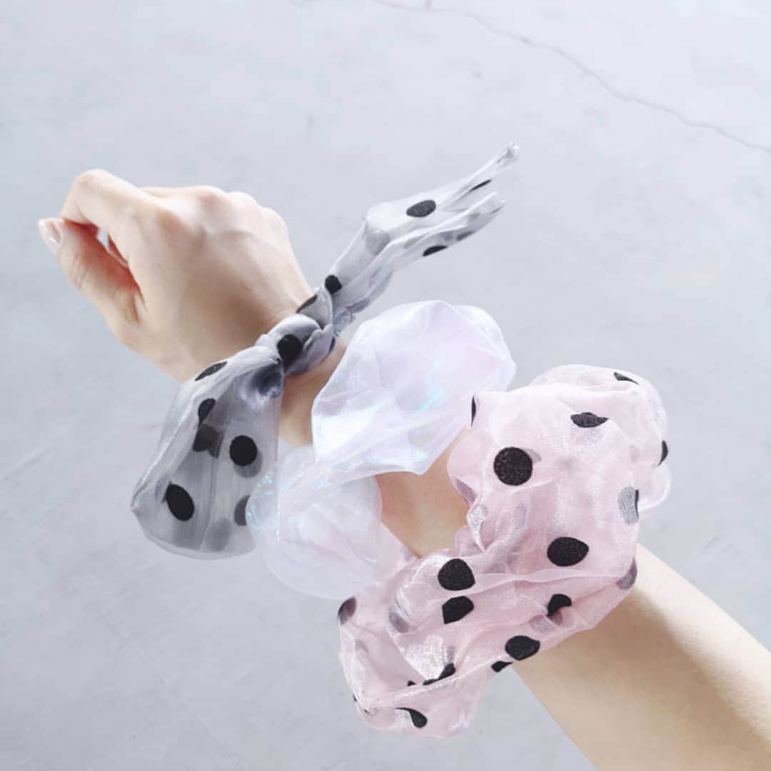 のインスタグラム：「🆕シュシュ🐻💕❁❁❁ . 送料499円だったけど3個で1000円くらいで買えた🤭💕ひとつ175円くらいかな？ . シアー感のある素材が可愛くて、、、💓存在感たっぷりでおすすめ☺✨ . #qoo10購入品  #ボリュームシュシュ #ヘアゴム」