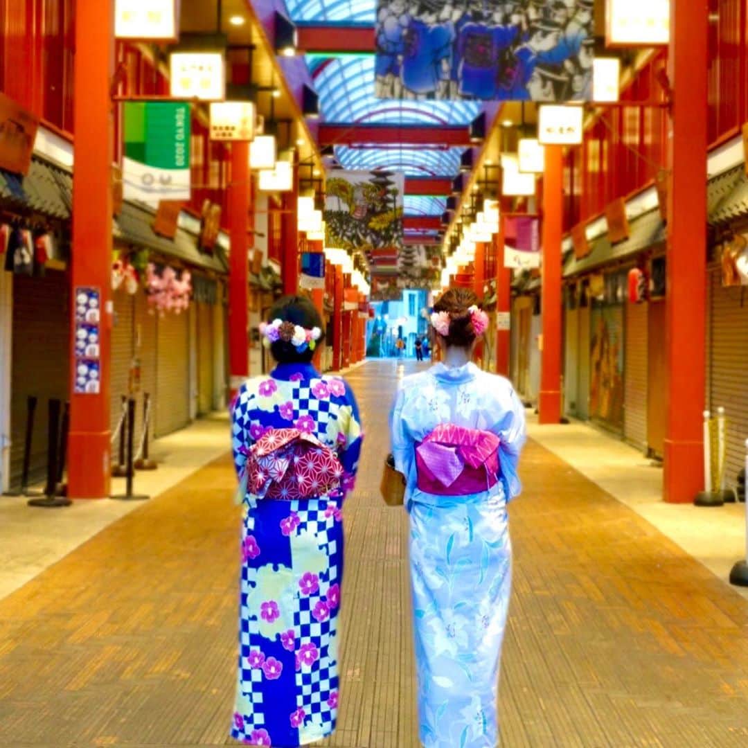 橋元優菜さんのインスタグラム写真 - (橋元優菜Instagram)「お互いに普段着なそうな浴衣をチョイス👘✨  今回お借りしたのは 『浅草着物レンタル虹🌈』さん(@asakusa_niji)バッグから靴から髪飾りにヘアアレンジまで全部セットで、荷物も預かってくれるから雰囲気バッチリで最高でした🥺  朝から閉店ギリギリまで遊んでてOKなのもありがたかった😭  浅草でレンタルするならココ安くてオススメです👍  #浅草食べ歩き #浅草着物レンタル #浴衣ヘアアレンジ  #浴衣レンタル浅草 #レンタル着物 #浅草寺 #浅草観光 #浅草ランチ #浅草さんぽ #和服 #浴衣ヘアアレンジ #浴衣女子 #浴衣 #浴衣帯結び #浴衣レンタル #観光スポット #asakusa #asakusatokyo #asakusatemple #kimono #japanesefashion #ヘアスタイル #ヘアセット #ヘアアレンジ #アップヘア #後ろ姿 #女子旅 #アラサーコーデ #アラサーファッション #アラサー女子 #和装」8月28日 11時52分 - oosakayuu