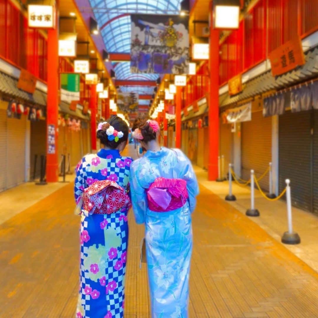 のインスタグラム：「お互いに普段着なそうな浴衣をチョイス👘✨  今回お借りしたのは 『浅草着物レンタル虹🌈』さん(@asakusa_niji)バッグから靴から髪飾りにヘアアレンジまで全部セットで、荷物も預かってくれるから雰囲気バッチリで最高でした🥺  朝から閉店ギリギリまで遊んでてOKなのもありがたかった😭  浅草でレンタルするならココ安くてオススメです👍  #浅草食べ歩き #浅草着物レンタル #浴衣ヘアアレンジ  #浴衣レンタル浅草 #レンタル着物 #浅草寺 #浅草観光 #浅草ランチ #浅草さんぽ #和服 #浴衣ヘアアレンジ #浴衣女子 #浴衣 #浴衣帯結び #浴衣レンタル #観光スポット #asakusa #asakusatokyo #asakusatemple #kimono #japanesefashion #ヘアスタイル #ヘアセット #ヘアアレンジ #アップヘア #後ろ姿 #女子旅 #アラサーコーデ #アラサーファッション #アラサー女子 #和装」