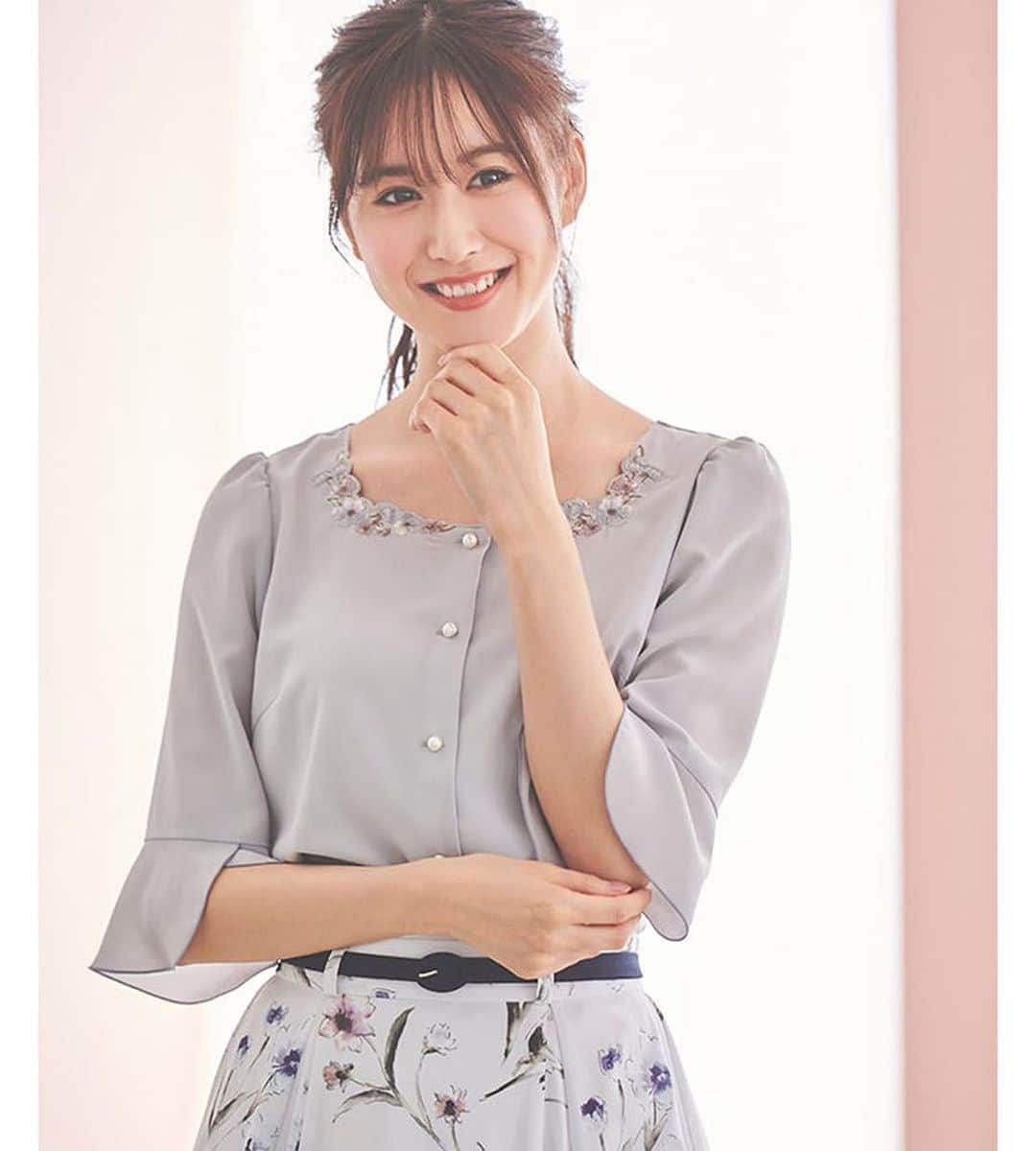 のインスタグラム：「Autumn Fair Pick up item💓﻿ ﻿ フロント刺繍スクエアネックブラウス﻿ ¥16.000＋tax﻿ ﻿ ﻿ Fair information💓﻿ ﻿ 8/31(Mon)までの期間、Autumn Fairを開催中♪﻿ ﻿ 税抜き￥28.000以上のお買い物でオリジナルプリントの折り畳みエコBagをプレゼント🎁﻿ ※グレイッシュピンクとライトグレーの2色よりお選びいただけます。﻿ ※公式オンラインストアでは9/1(Tue)10：00までの期間開催いたします。﻿ ※無くなり次第終了となります。﻿ ﻿ 毎日の生活に欠かせない便利なエコBagをぜひGetしてください💕﻿ ﻿ ﻿ ﻿ ﻿ #レッセパッセ #laissepasse #デビュードフィオレ #debutdefiore  #laissepasseonlinestore #新作 #ブラウス #ブラウスコーデ #ニット #ニットコーデ #ワンピース #ワンピースコーデ #スカート #スカートコーデ #花柄ワンピース #花柄スカート #花柄 #プリント #チェック #チェックスカート #チェックワンピース #フェア #ノベルティー #プレゼント #エコバッグ」