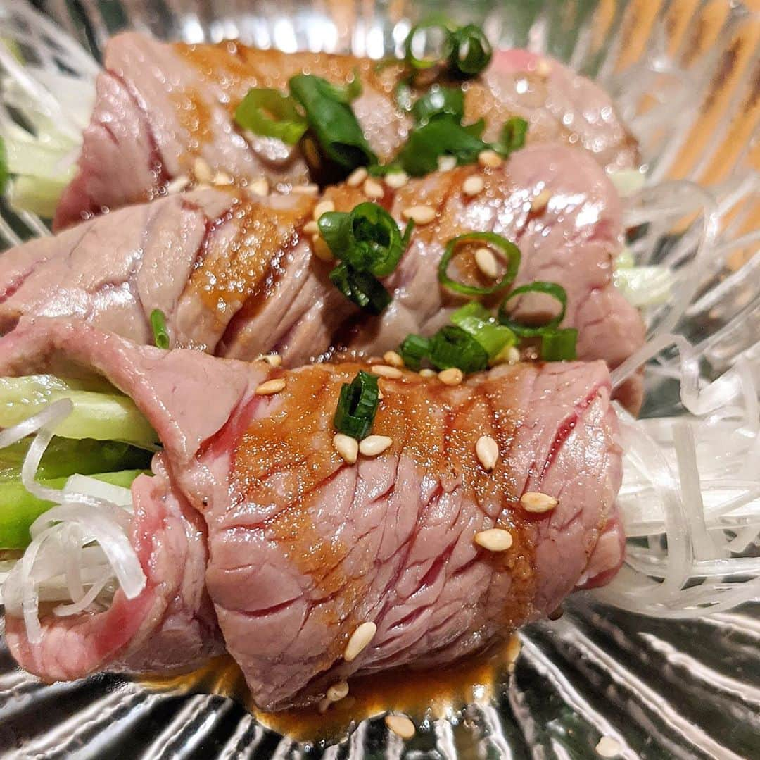 大見さなえさんのインスタグラム写真 - (大見さなえInstagram)「刺身3種セット🤤🥩﻿ 田町『#焼肉トラジ 』﻿ 前に載せた極名物タンは絶対頼むべきだけど﻿ こちらも捨てがたい一品🥺﻿ ﻿ 刺身3種セット　1500円﻿ ヒレの湯引きユッケ、肉ネギ巻き、ホルモン刺し盛り！﻿ ﻿ 肉ネギ巻きはほんのり火が通ってしっとり柔らかい(*´꒳`*)💓﻿ そこにネギの食感がいいアクセント♪﻿ ﻿ ホルモン刺盛﻿ 新鮮ホルモンの湯引き！﻿ ピリ辛でぷるぷる脂身がたまらん😍﻿ ﻿ ヒレの湯引きユッケ﻿ 濃いめのタレでお酒進む🤤🍺﻿ この3種がついて1500円はお得✨﻿ ﻿ 田町駅から徒歩1分で個室あり！﻿ 本来気軽なイメージのトラジも﻿ ここの店舗ラグジュアリーな雰囲気で利用したい幅が広がる✨﻿ 子供可で家族連れやお肉会にも🙆‍♀️ ﻿ ﻿ ーーーーーーーーーーーーーーー﻿ ﻿ 住所﻿ 東京都港区芝浦3-1-21 msb Tamachi 田町ステーションタワーS 2F﻿ ☎︎03-5439-5129 予約可﻿ ﻿ 営業時間﻿ ランチ　11:00～15:00 (L.O.14:30)﻿ ディナー　17:00～23:00 (L.O.22:00)﻿ 定休日　施設に準じる﻿ (コロナの影響で変更の可能性あり)﻿ 予算	﻿ Dinner￥5,000～￥5,999﻿ Lunch￥1,000～￥1,999﻿ ﻿ #焼肉 #やきにく #焼き肉 #お肉 #食 #ヒレ﻿ #フィレ #トラジ #toraji #ヒレ肉﻿ #肉 #yakiniku #meat #肉活 #肉女子 #肉テロ﻿ #pixelで撮影 #instafood #めぐログ_田町﻿ #田町グルメ #いいね #刺身 #肉刺し」8月28日 11時57分 - tabe_megumi