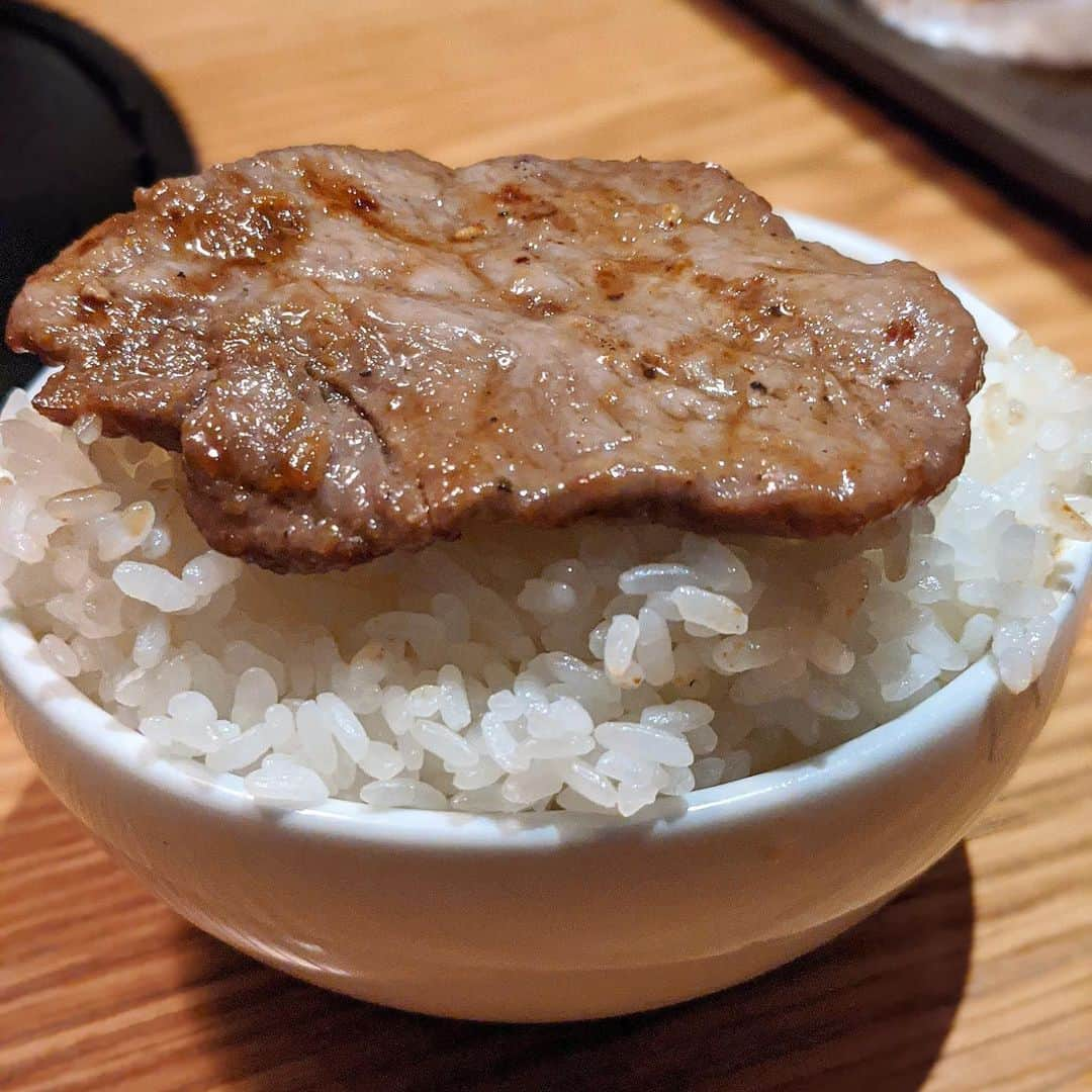 大見さなえさんのインスタグラム写真 - (大見さなえInstagram)「刺身3種セット🤤🥩﻿ 田町『#焼肉トラジ 』﻿ 前に載せた極名物タンは絶対頼むべきだけど﻿ こちらも捨てがたい一品🥺﻿ ﻿ 刺身3種セット　1500円﻿ ヒレの湯引きユッケ、肉ネギ巻き、ホルモン刺し盛り！﻿ ﻿ 肉ネギ巻きはほんのり火が通ってしっとり柔らかい(*´꒳`*)💓﻿ そこにネギの食感がいいアクセント♪﻿ ﻿ ホルモン刺盛﻿ 新鮮ホルモンの湯引き！﻿ ピリ辛でぷるぷる脂身がたまらん😍﻿ ﻿ ヒレの湯引きユッケ﻿ 濃いめのタレでお酒進む🤤🍺﻿ この3種がついて1500円はお得✨﻿ ﻿ 田町駅から徒歩1分で個室あり！﻿ 本来気軽なイメージのトラジも﻿ ここの店舗ラグジュアリーな雰囲気で利用したい幅が広がる✨﻿ 子供可で家族連れやお肉会にも🙆‍♀️ ﻿ ﻿ ーーーーーーーーーーーーーーー﻿ ﻿ 住所﻿ 東京都港区芝浦3-1-21 msb Tamachi 田町ステーションタワーS 2F﻿ ☎︎03-5439-5129 予約可﻿ ﻿ 営業時間﻿ ランチ　11:00～15:00 (L.O.14:30)﻿ ディナー　17:00～23:00 (L.O.22:00)﻿ 定休日　施設に準じる﻿ (コロナの影響で変更の可能性あり)﻿ 予算	﻿ Dinner￥5,000～￥5,999﻿ Lunch￥1,000～￥1,999﻿ ﻿ #焼肉 #やきにく #焼き肉 #お肉 #食 #ヒレ﻿ #フィレ #トラジ #toraji #ヒレ肉﻿ #肉 #yakiniku #meat #肉活 #肉女子 #肉テロ﻿ #pixelで撮影 #instafood #めぐログ_田町﻿ #田町グルメ #いいね #刺身 #肉刺し」8月28日 11時57分 - tabe_megumi