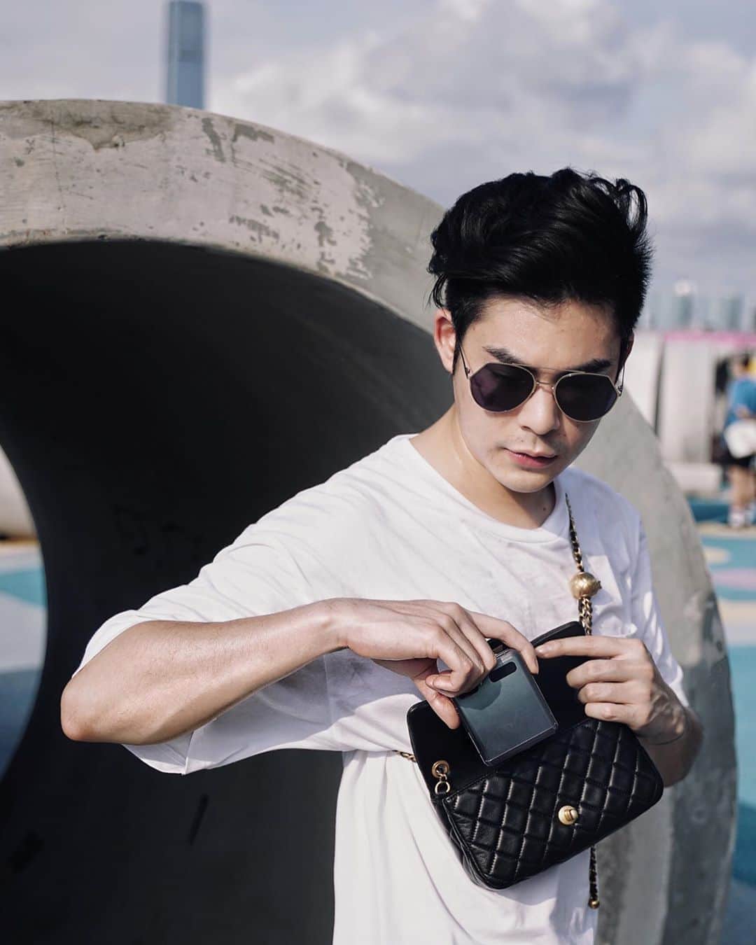 Christoffer Chengのインスタグラム：「My love for small bags requires a phone compact enough to be able to fit inside them, like this new Samsung Galaxy Z Flip 5G phone!! who else shares the same struggle with me? 🤣🤣🤣  @samsungmobilehk #Samsung #GalaxyZFlip #TeamGalaxy #5G @hashtag_legend」