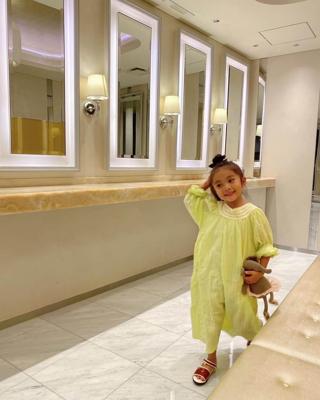 小水彩さんのインスタグラム写真 - (小水彩Instagram)「もうすぐ5歳💓娘とのお買い物が楽しくなってきた😄生意気に「これいいね〜」「これいいじゃない〜」だって😂 . . . #ママライフ　#キッズコーデ #キッズファッション」8月28日 12時04分 - aya_iitoto